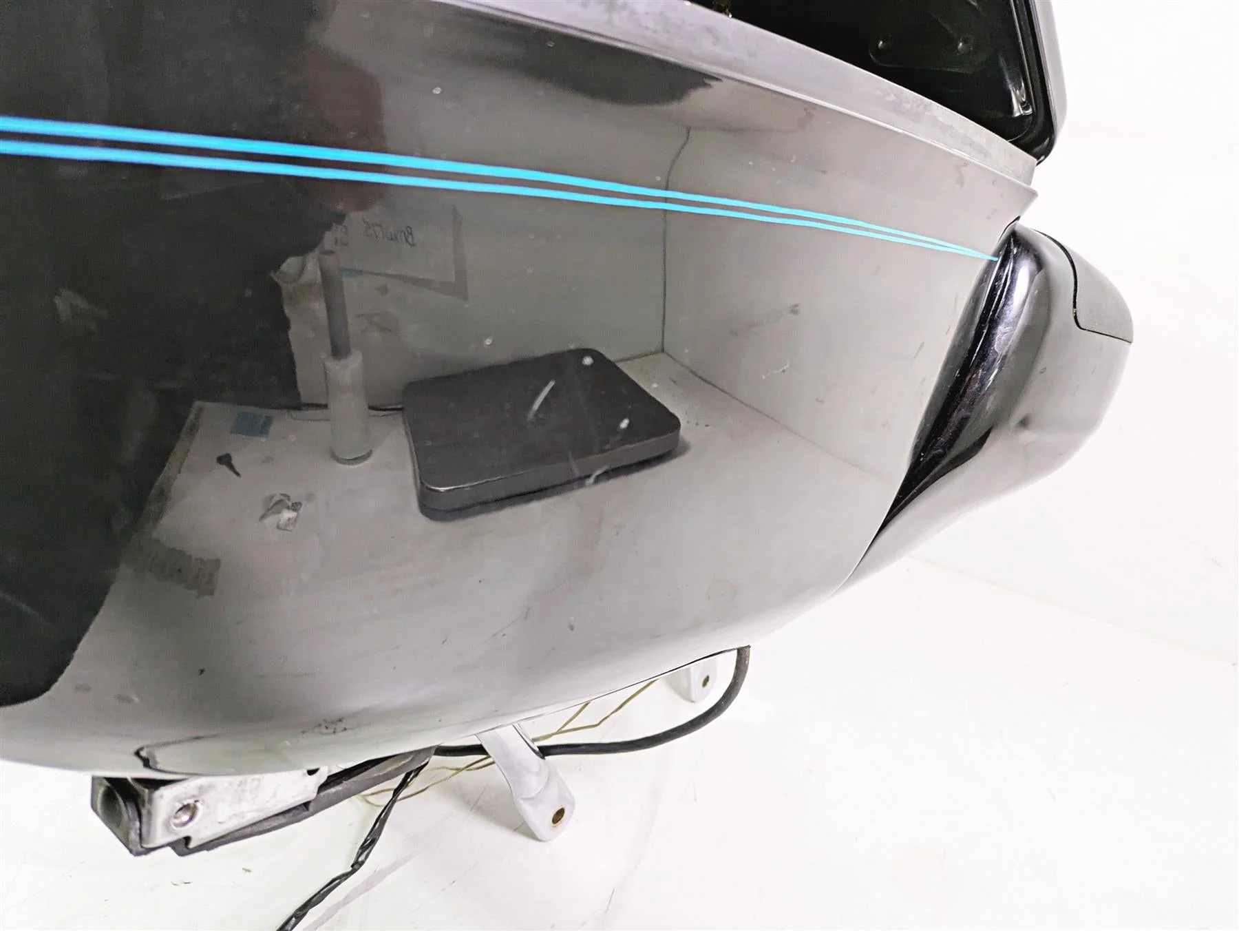 2004 Yamaha XVZ1300 Royal Star Rear Trunk Top Case & Mounts 4XY-W2846-00-P0 - Image 11