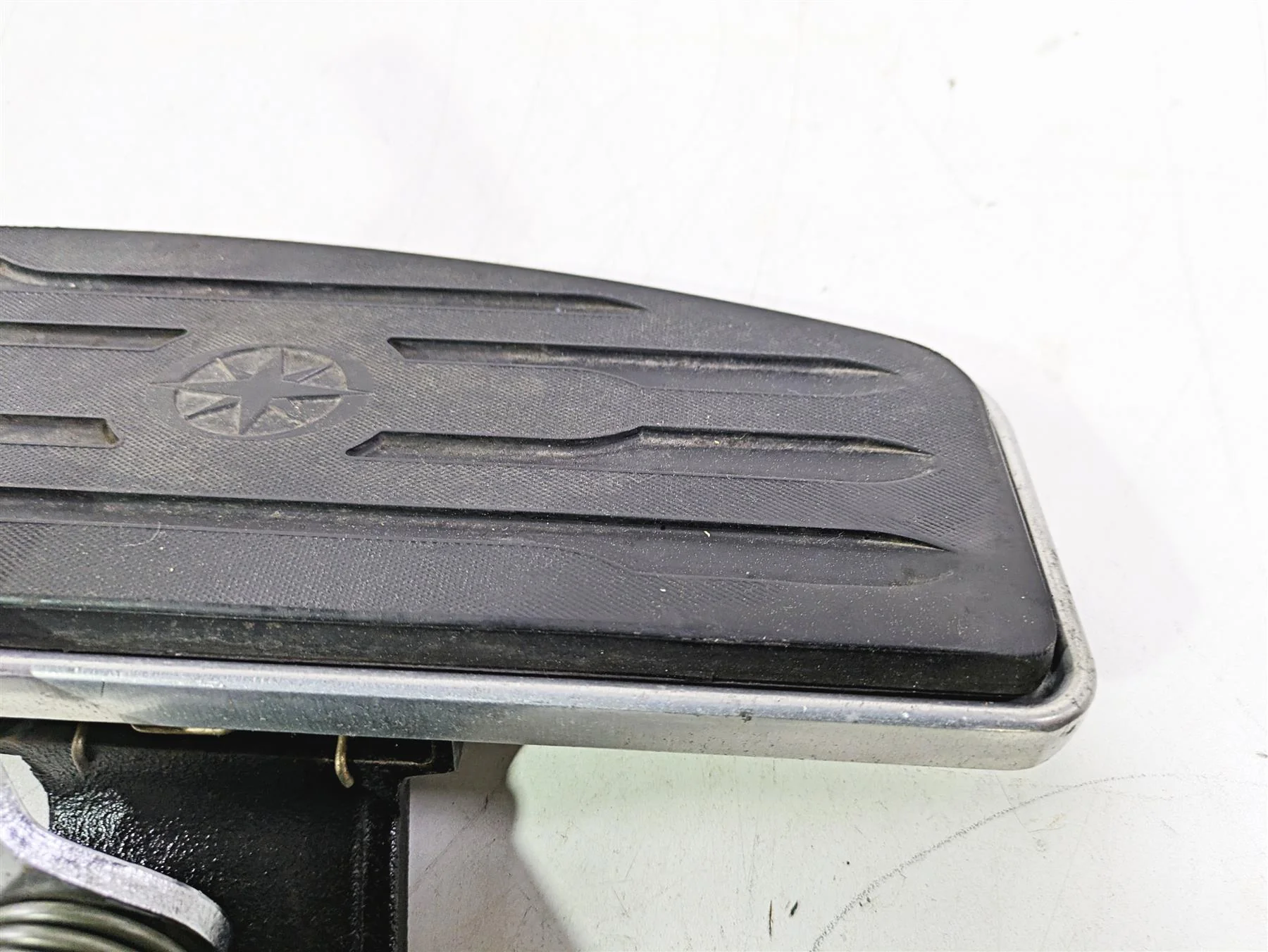 2004 Yamaha XVZ1300 Royal Star Right Floorboard & Brake Pedal Set 4XY-27420-10 - Image 5
