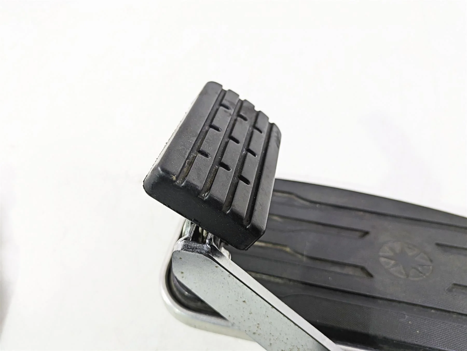 2004 Yamaha XVZ1300 Royal Star Right Floorboard & Brake Pedal Set 4XY-27420-10 - Image 6