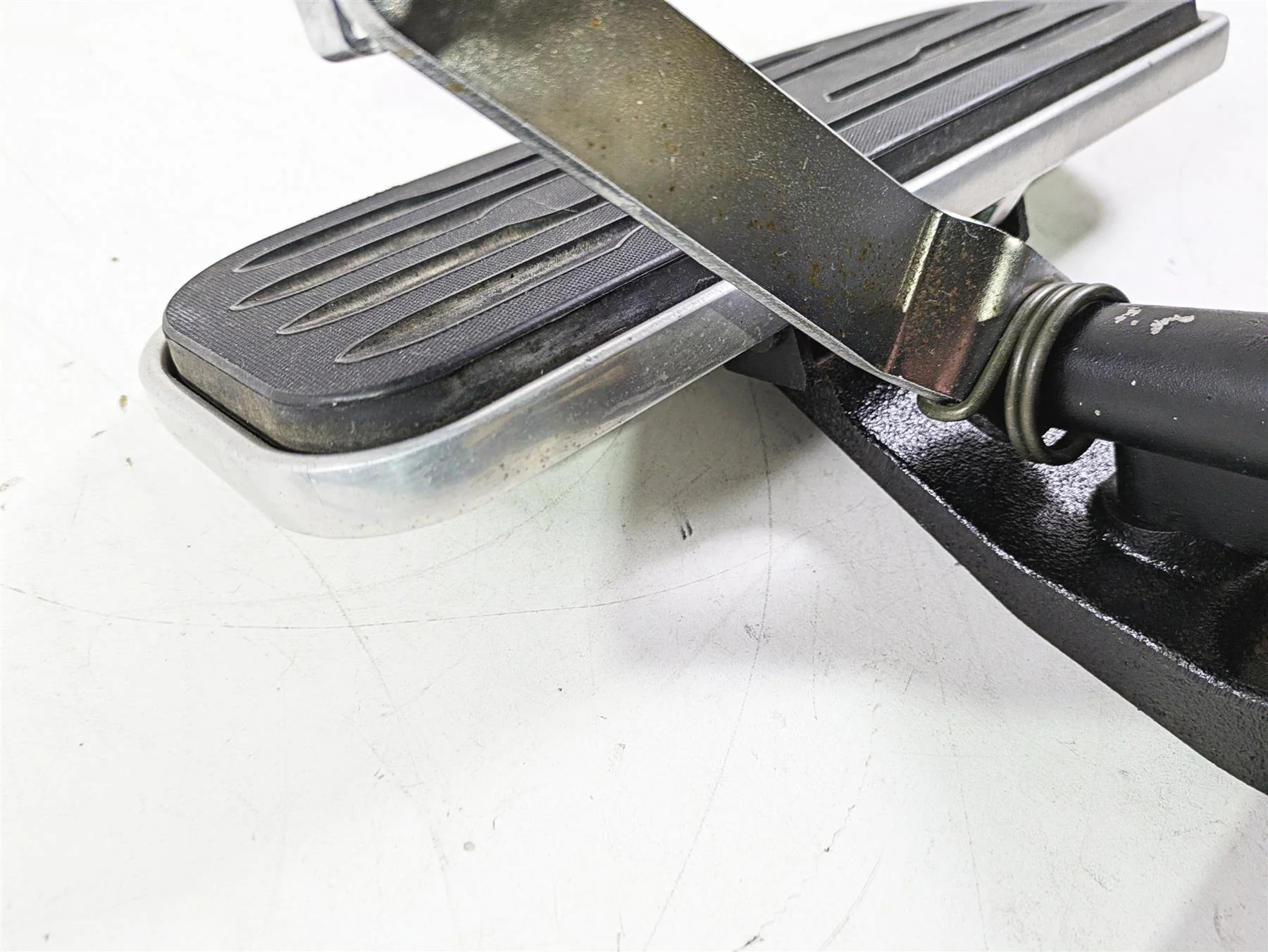 2004 Yamaha XVZ1300 Royal Star Right Floorboard & Brake Pedal Set 4XY-27420-10 - Image 8