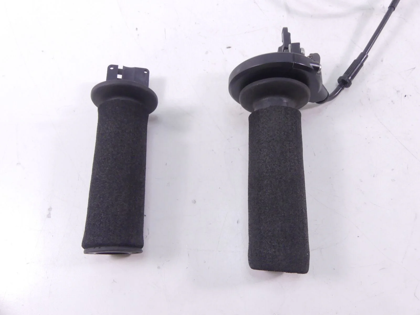 2005 BMW R1200GS K25 Left Right Heated Driver Rider Grip Grab Set 61317671605 - Image 2