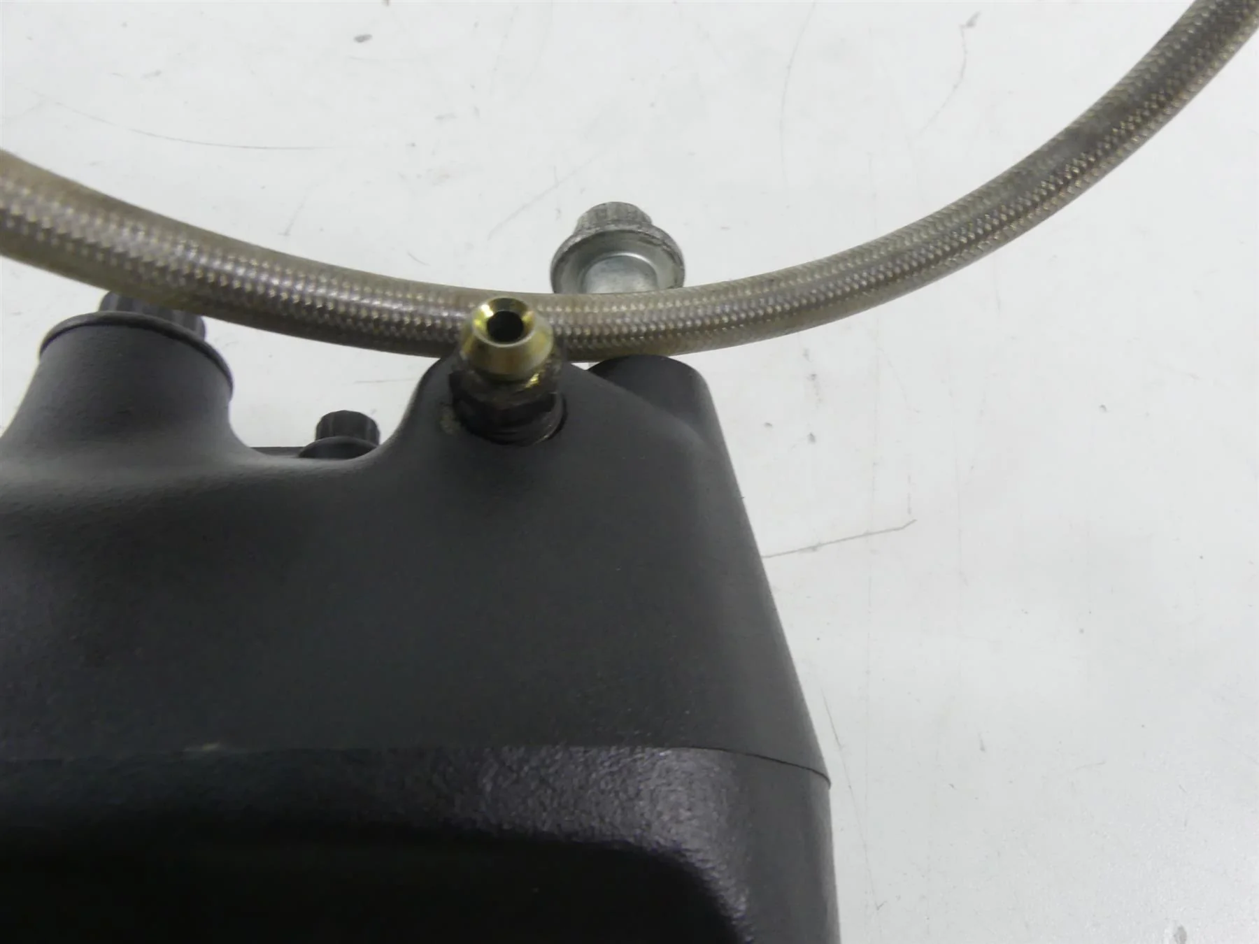 2005 Harley FXDWGI Dyna Wide Glide Front Brake Caliper + Line 44046-00D - Image 9