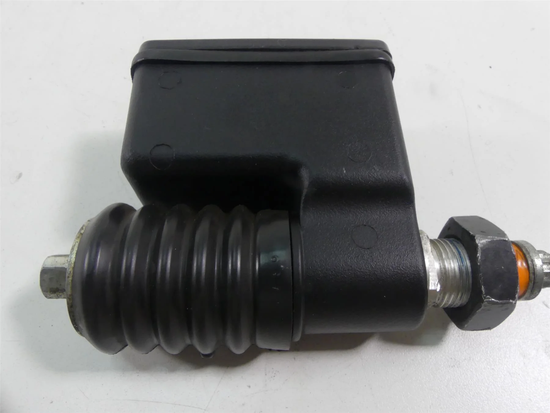 2005 Harley FXDWGI Dyna Wide Glide Rear Brake Master Cylinder 42474-90C - Image 5