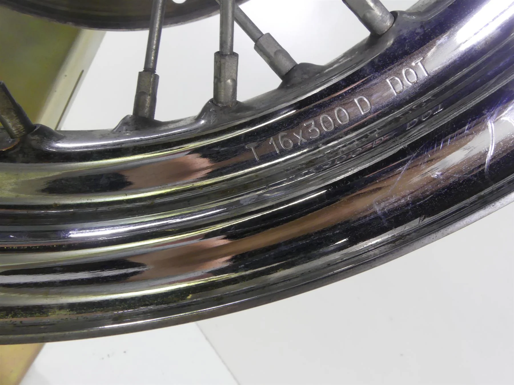 2005 Harley FXDWGI Dyna Wide Glide Rear Spoke Wheel Rim 16x3 - Read 40975-05A - Image 7