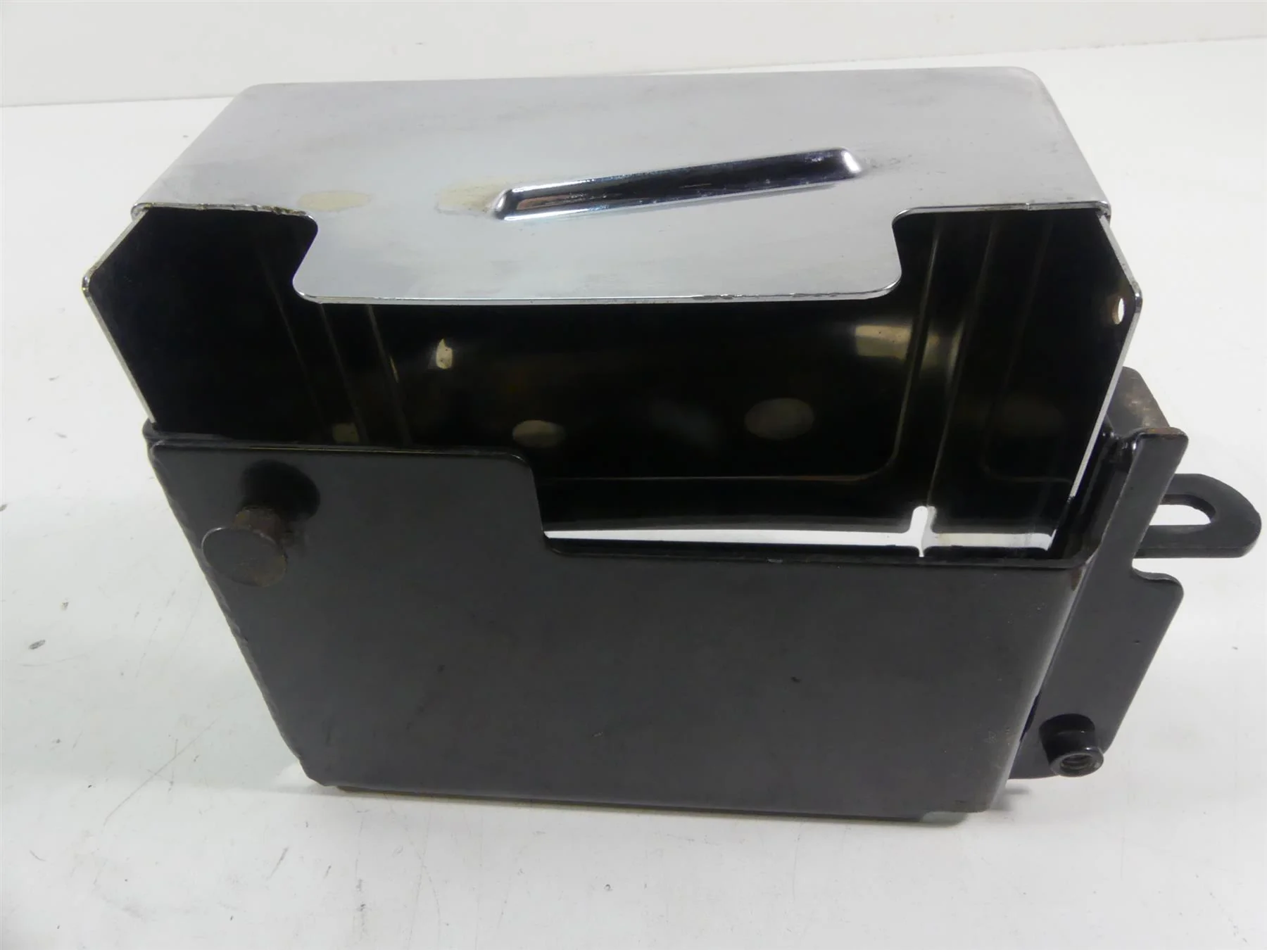 2005 Harley FXDWGI Dyna Wide Glide Right Battery Tray & Chrome Cover 66375-97 - Image 3
