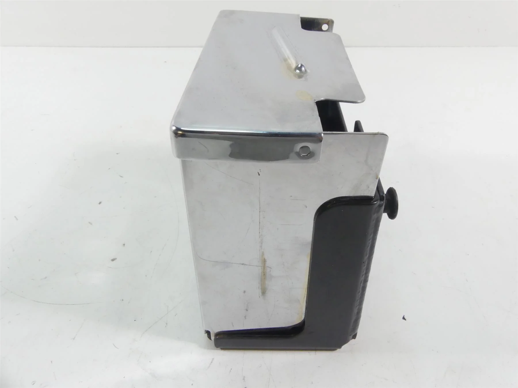 2005 Harley FXDWGI Dyna Wide Glide Right Battery Tray & Chrome Cover 66375-97 - Image 4