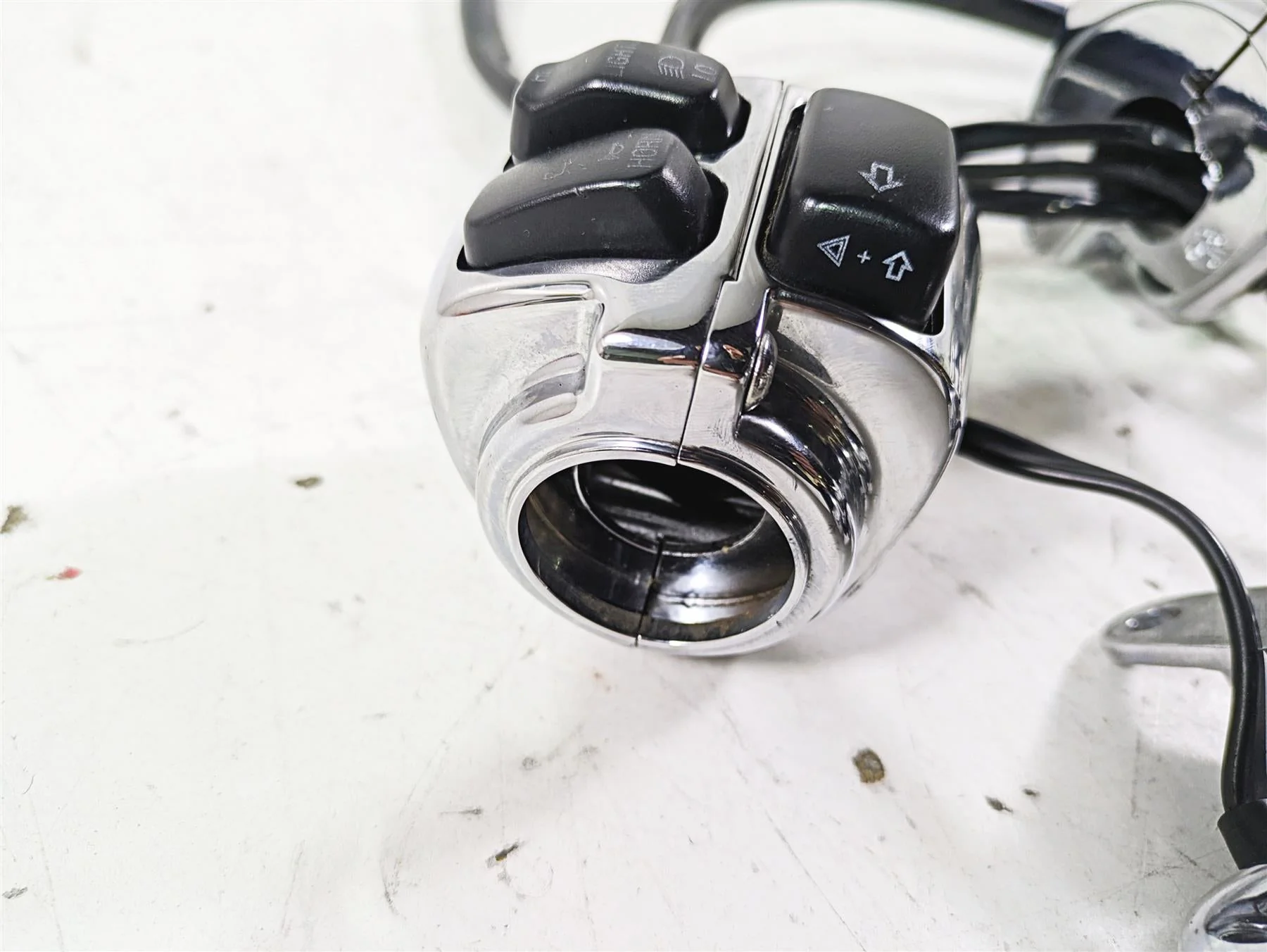 2005 Harley Softail FLSTFSE CVO Fat Boy Chrome Hand Control Switch Set 71682-06A - Image 9