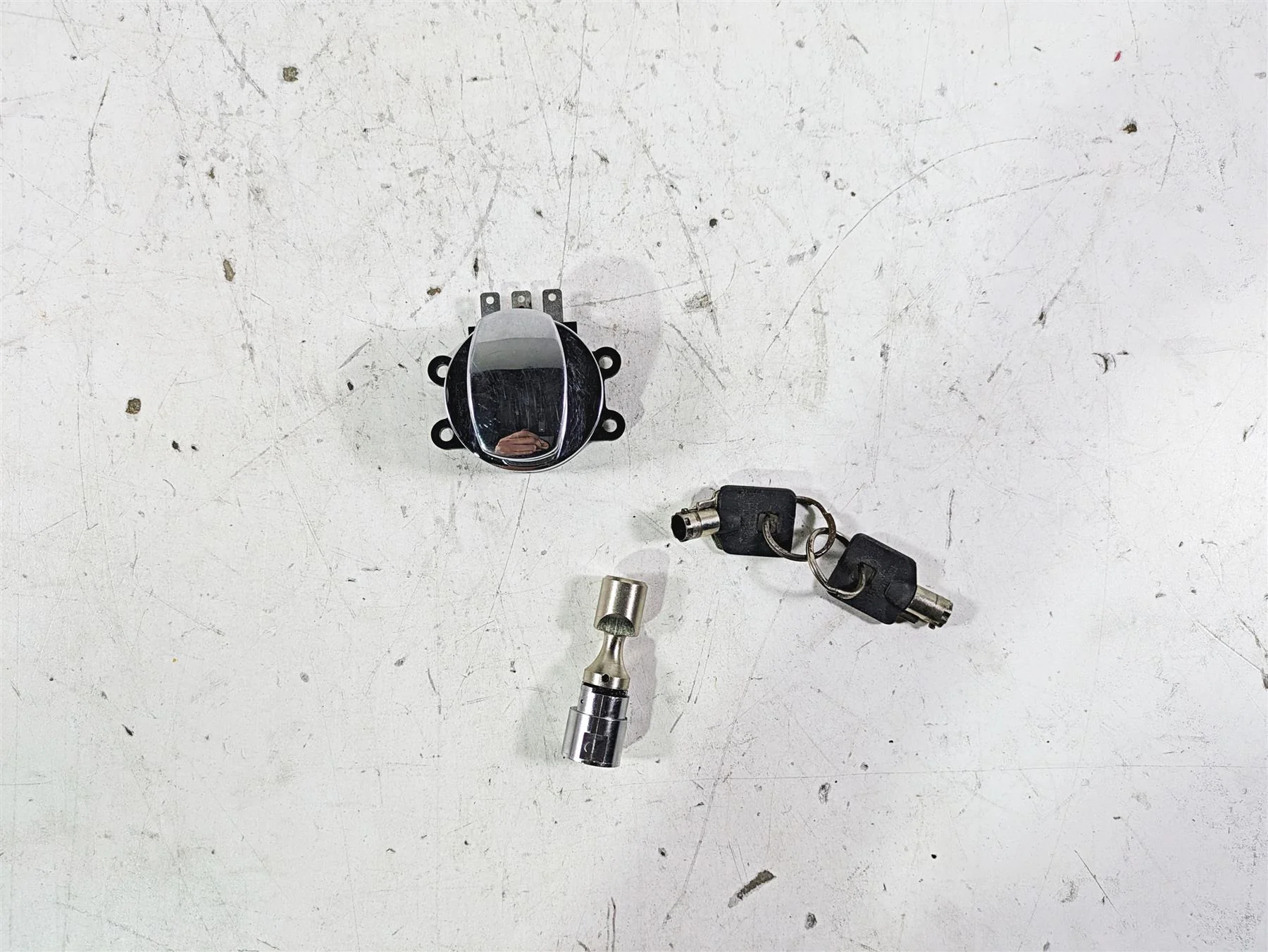 2005 Harley Softail FLSTFSE CVO Fat Boy Ignition Switch Key Lock Set 71450-04 - Image 4