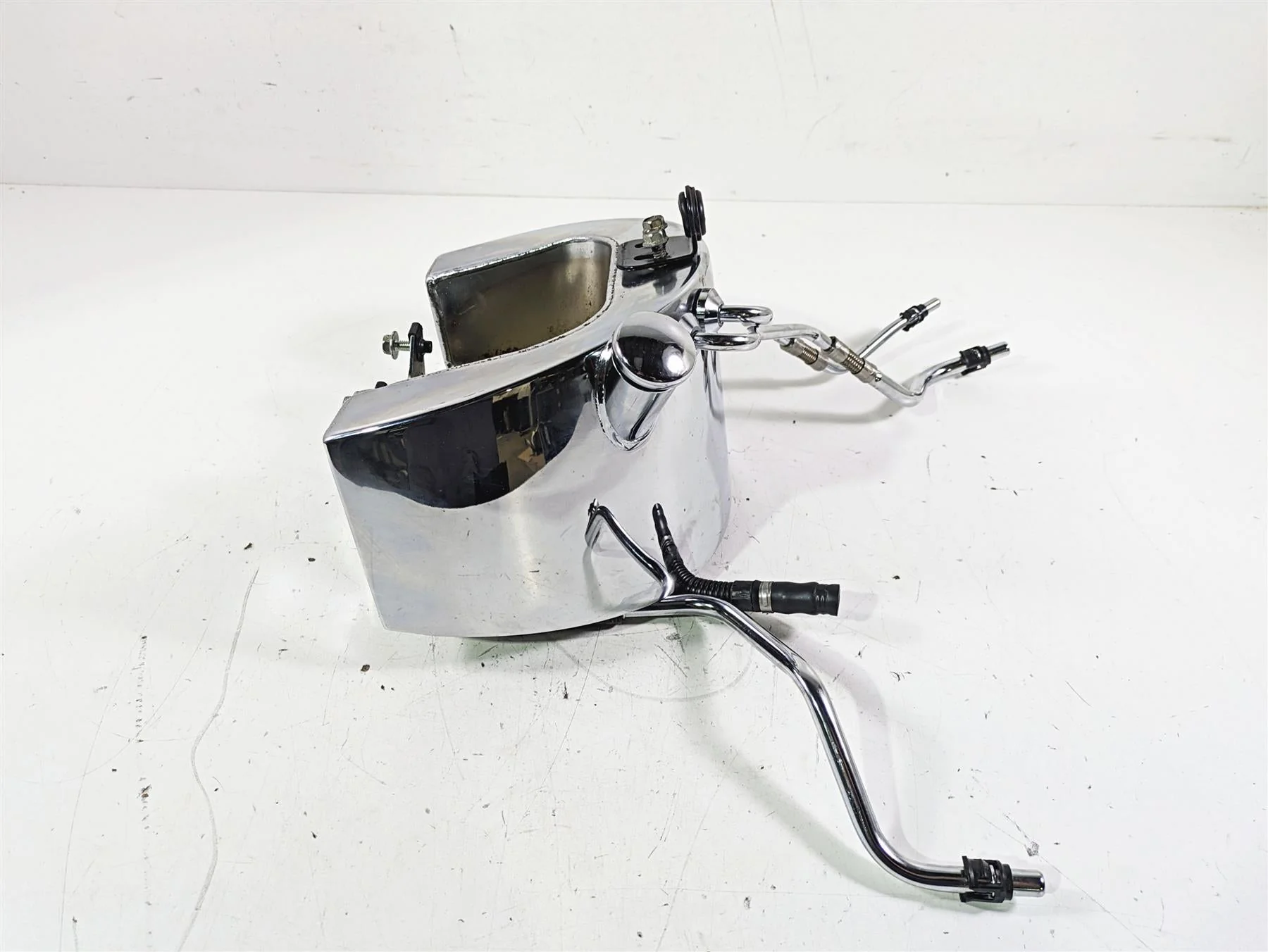 2005 Harley Softail FLSTFSE CVO Fat Boy Oil Tank Reservoir & Lines 62498-00A - Image 4
