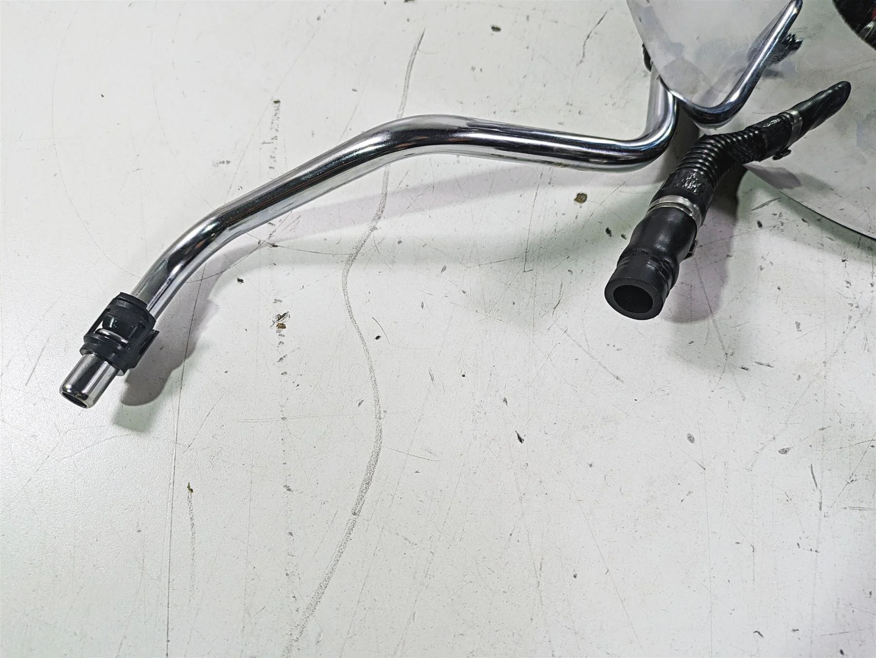 2005 Harley Softail FLSTFSE CVO Fat Boy Oil Tank Reservoir & Lines 62498-00A - Image 7