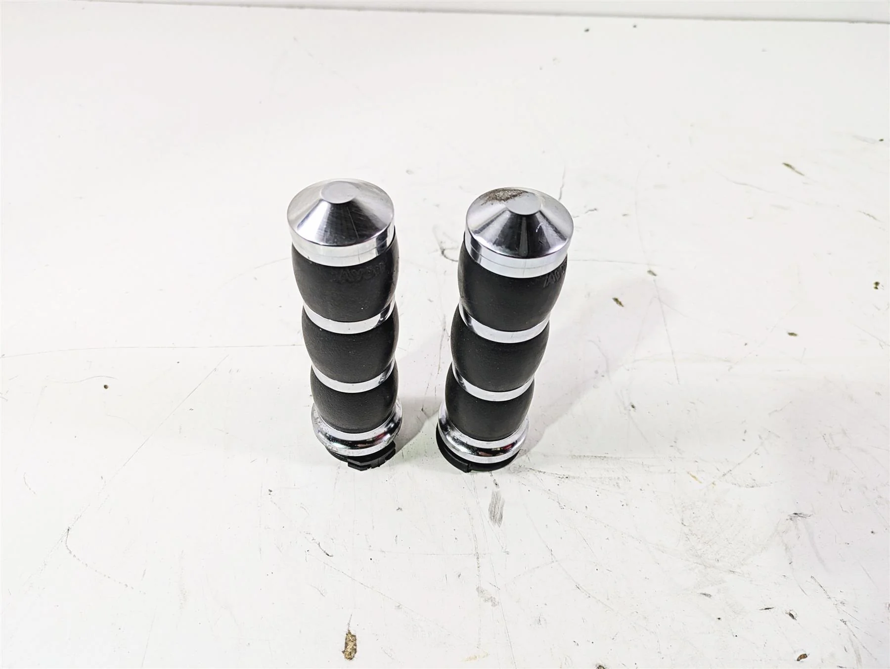 2005 Harley Softail FLSTSCI Heritage Springer Avon Air Cushion Grip Set AIR-90 - Image 2