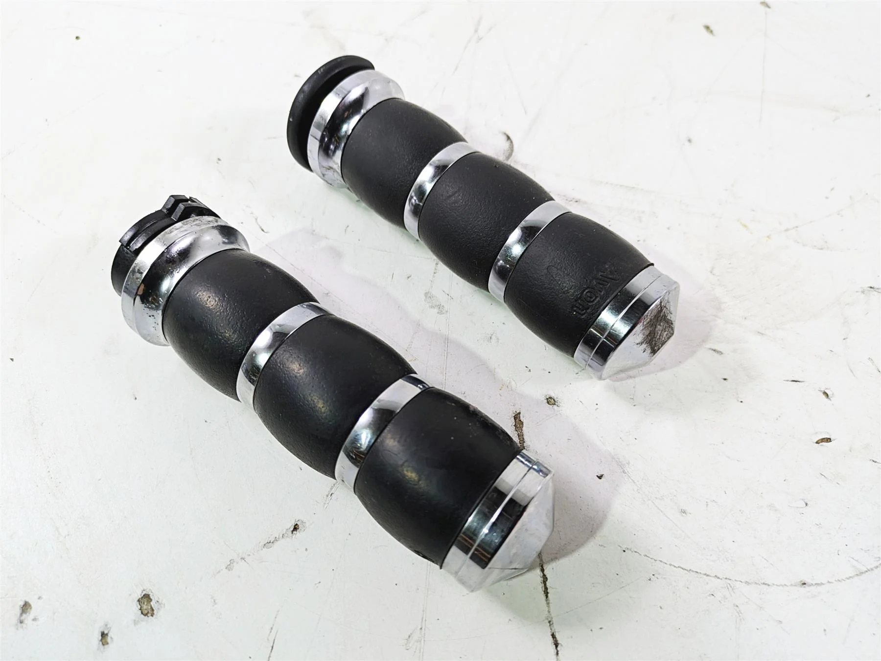 2005 Harley Softail FLSTSCI Heritage Springer Avon Air Cushion Grip Set AIR-90 - Image 6