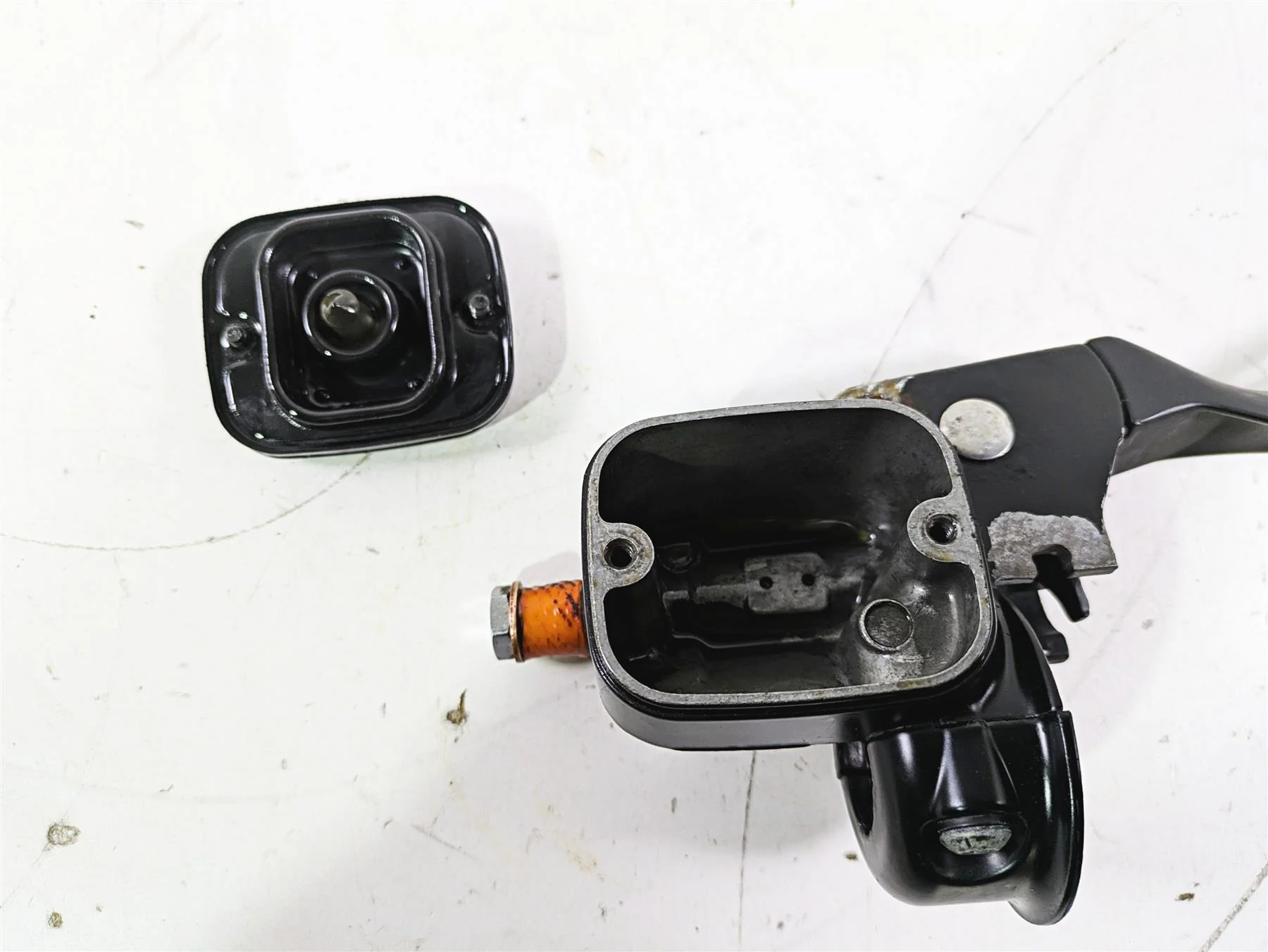 2005 Harley Softail FLSTSCI Heritage Springer Front Brake Mstr Cylinder 45019-96 - Image 12