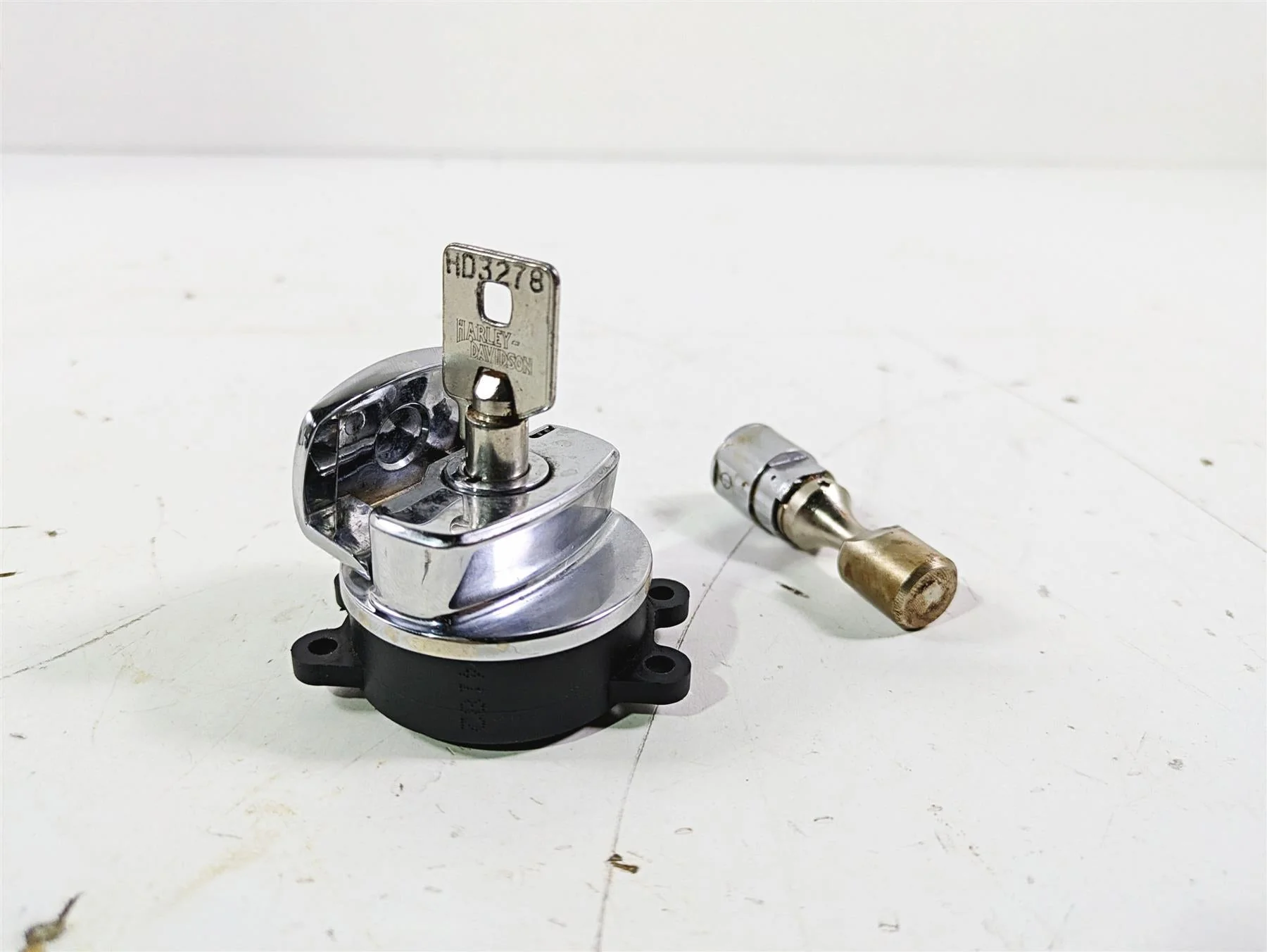 2005 Harley Softail FLSTSCI Heritage Springer Ignition Switch Key Lock 71450-04 - Image 12
