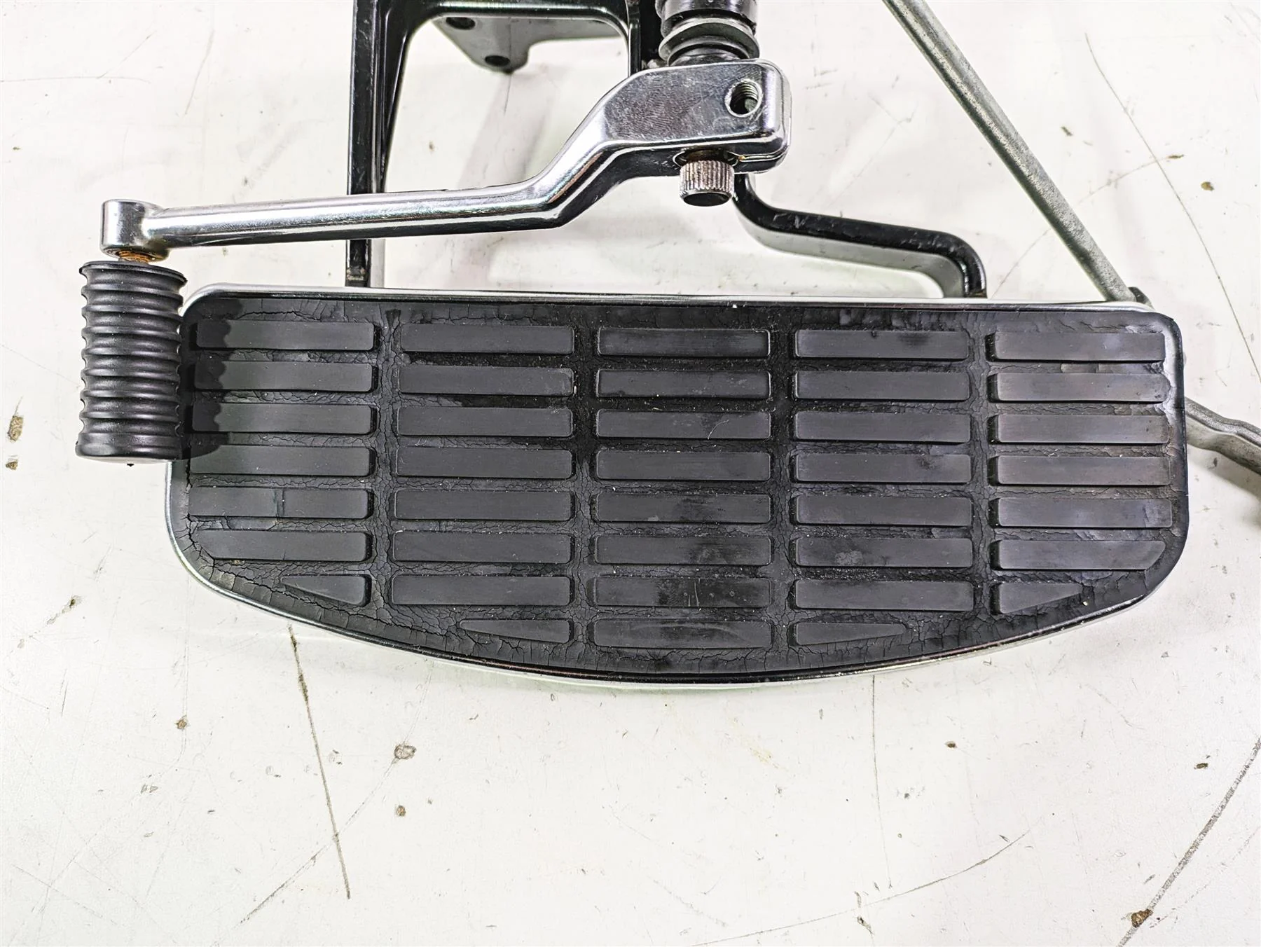 2005 Harley Softail FLSTSCI Heritage Springer Left Floorboard + Shifter 33630-00 - Image 3