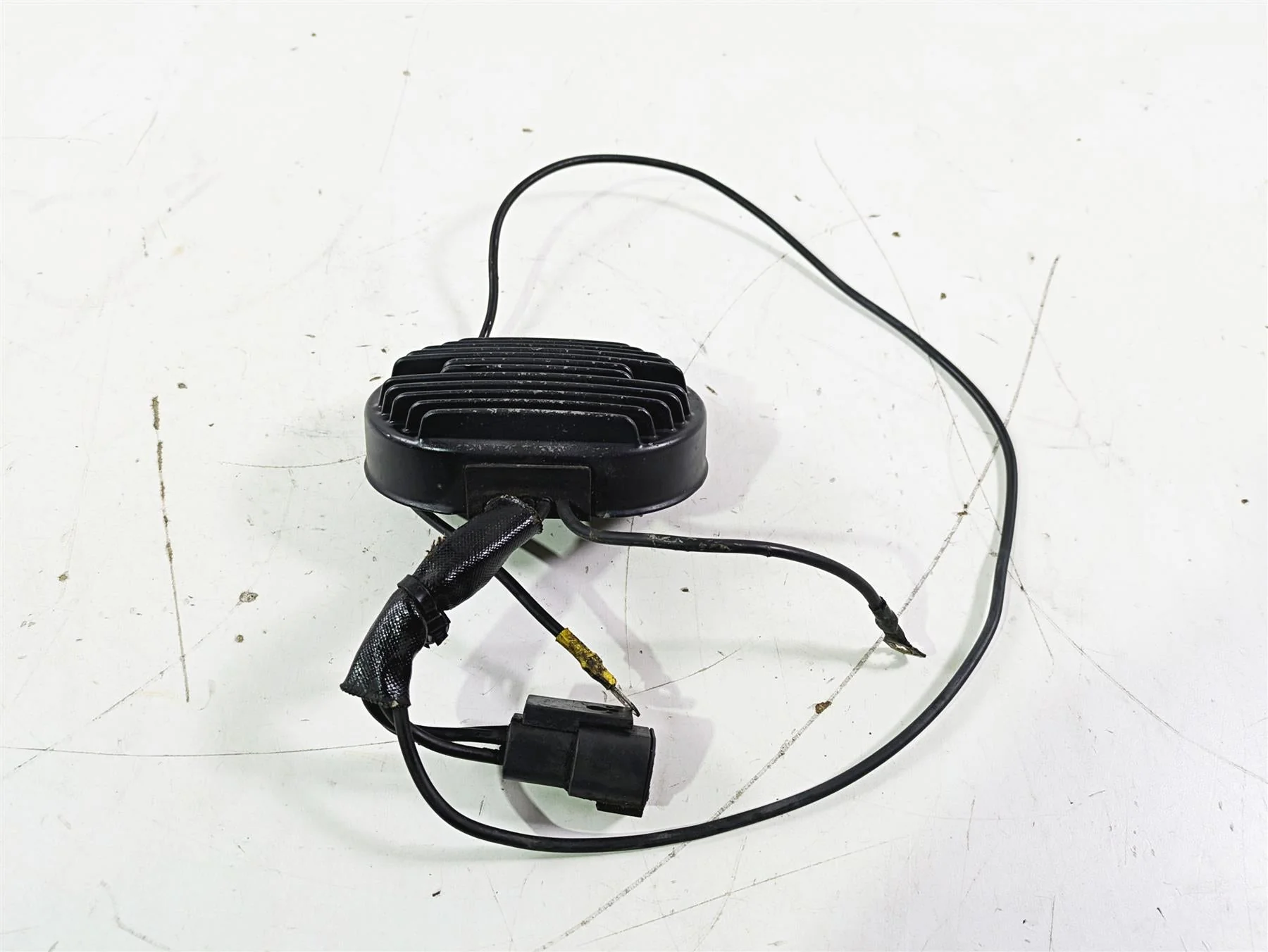 2005 Harley Softail FLSTSCI Heritage Springer Rectifier Volt Regulator 74540-01 - Image 2