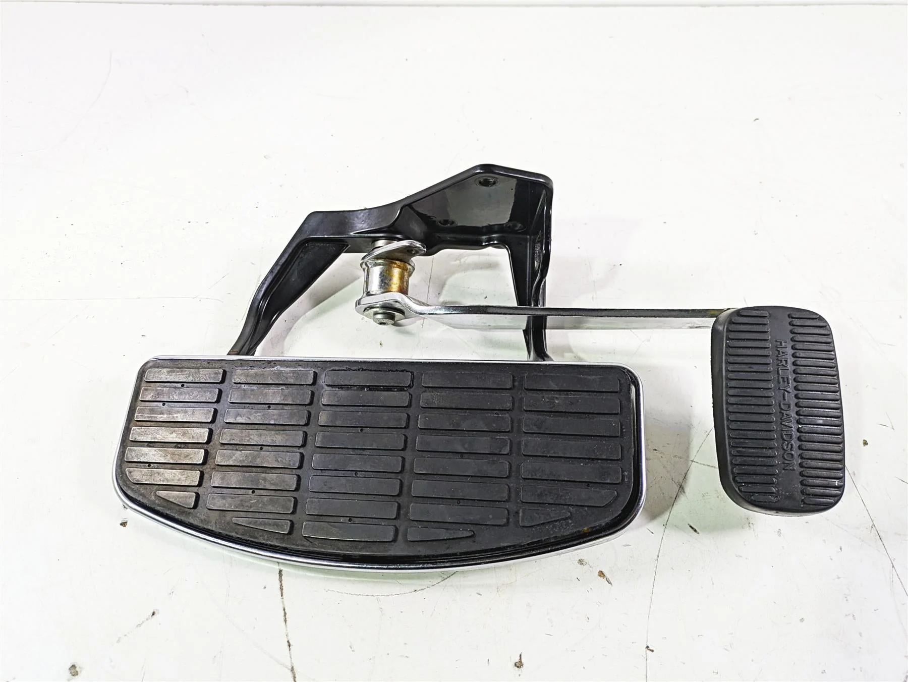 2005 Harley Softail FLSTSCI Heritage Springer Right Floorboard & Brake 50600026