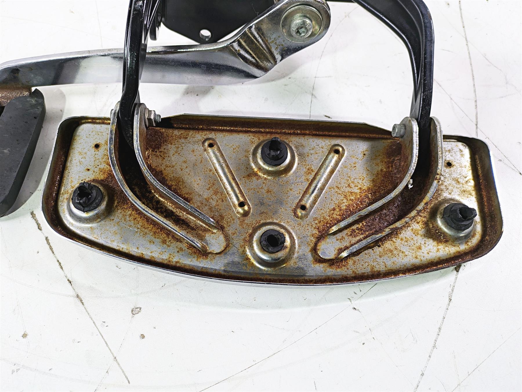 2005 Harley Softail FLSTSCI Heritage Springer Right Floorboard & Brake 50600026 - Image 11