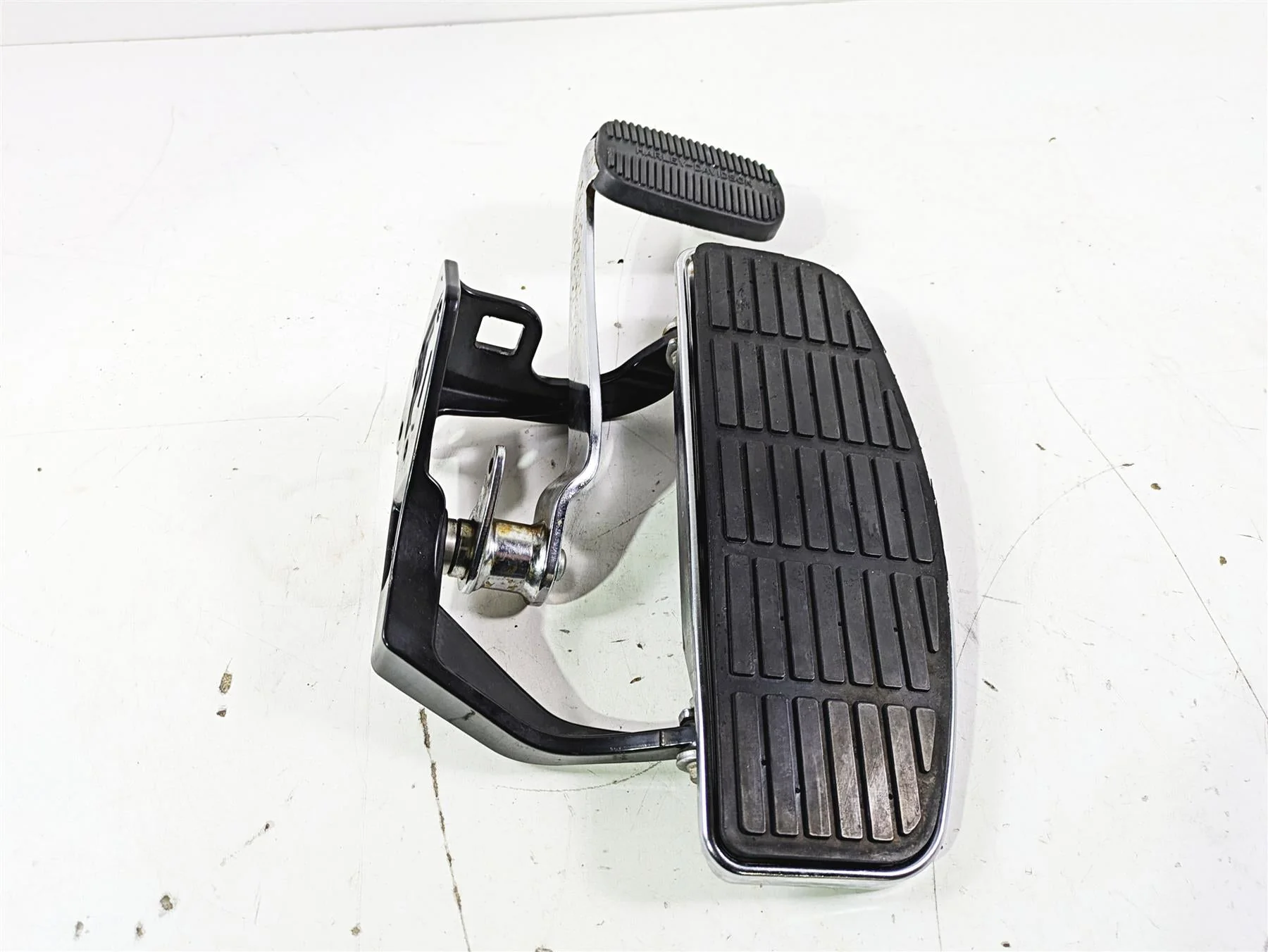 2005 Harley Softail FLSTSCI Heritage Springer Right Floorboard & Brake 50600026 - Image 12