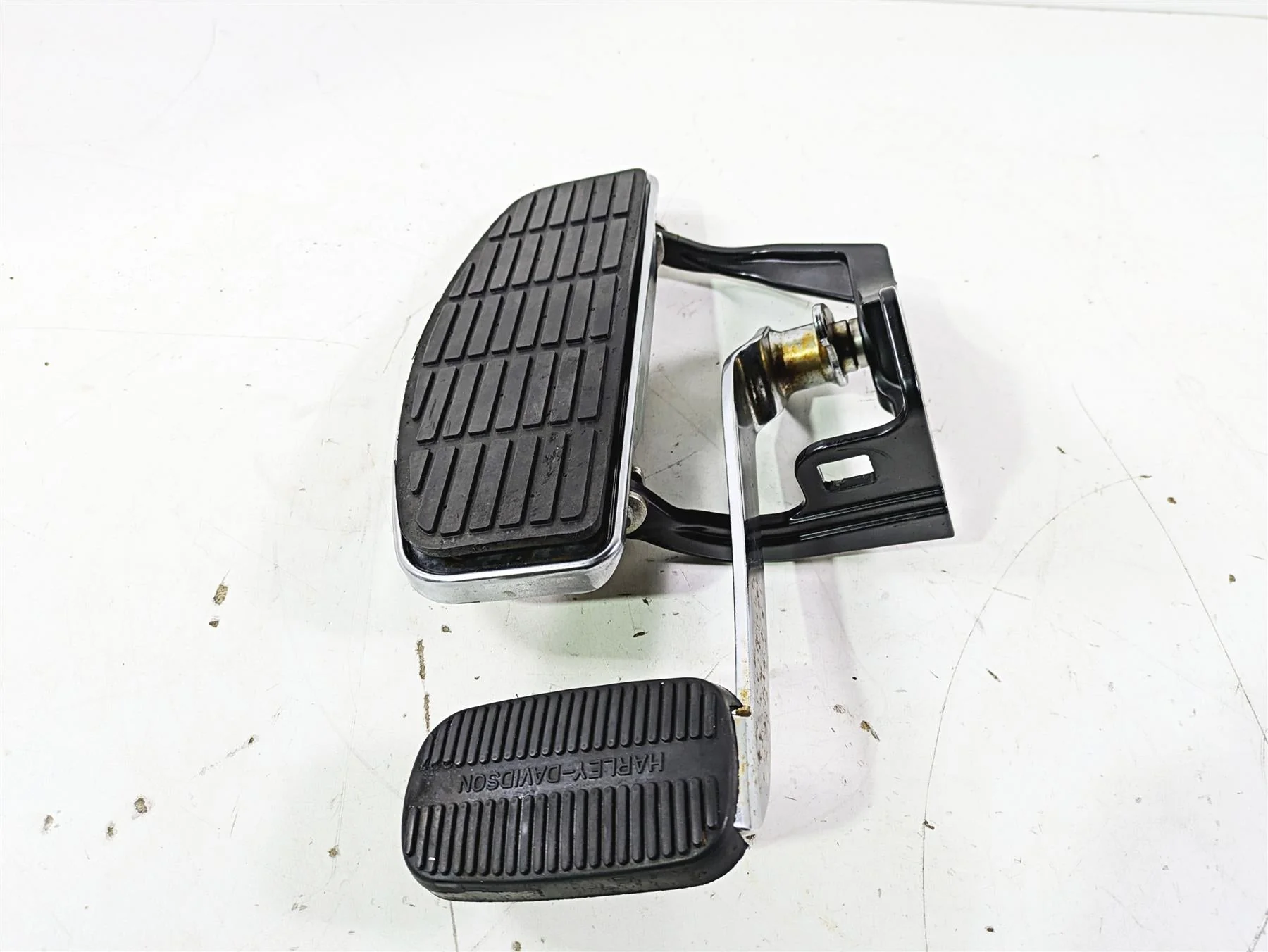 2005 Harley Softail FLSTSCI Heritage Springer Right Floorboard & Brake 50600026 - Image 2