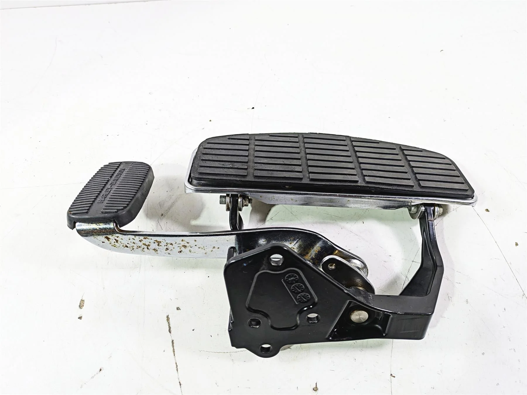 2005 Harley Softail FLSTSCI Heritage Springer Right Floorboard & Brake 50600026 - Image 3