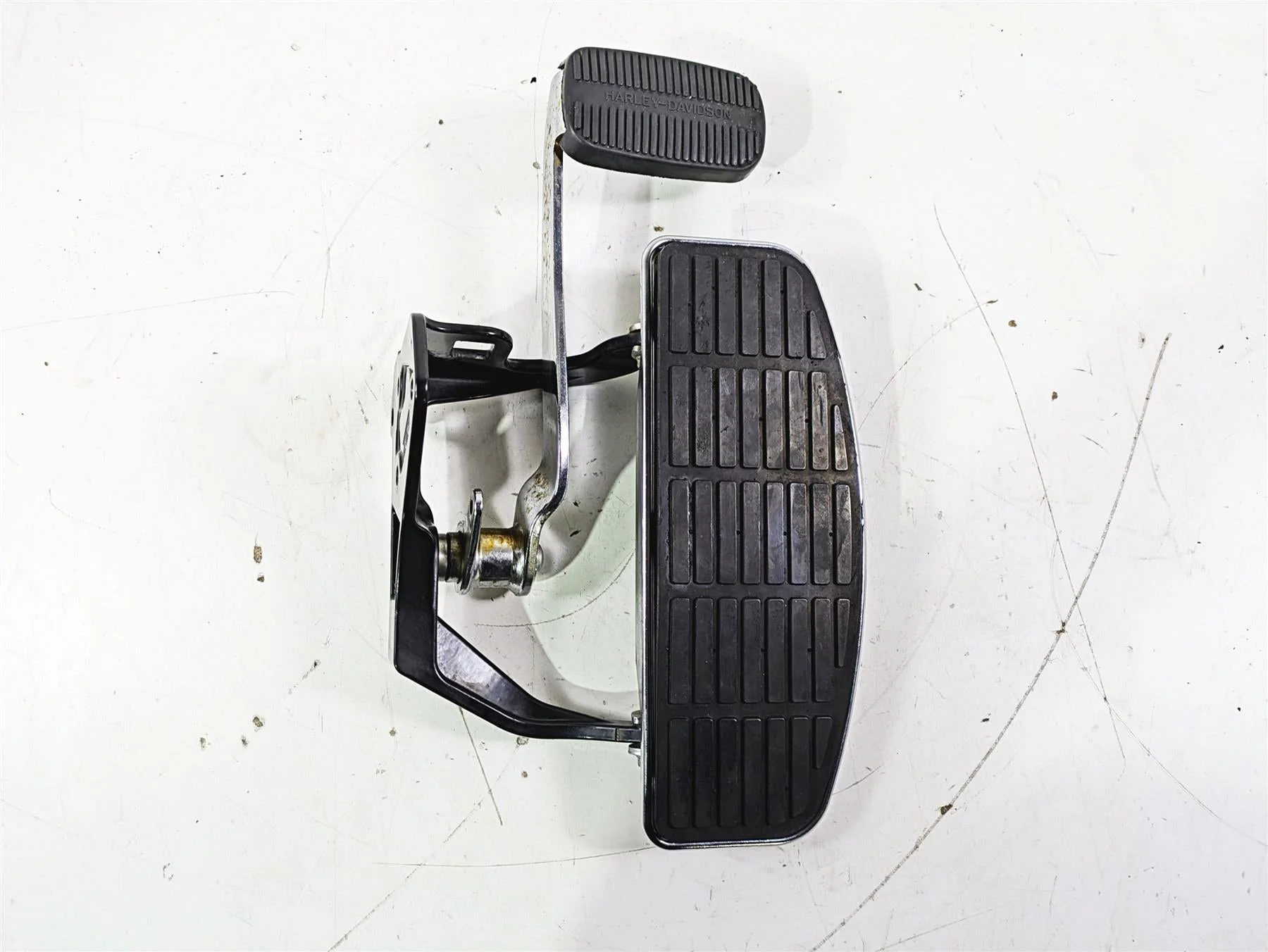 2005 Harley Softail FLSTSCI Heritage Springer Right Floorboard & Brake 50600026 - Image 4