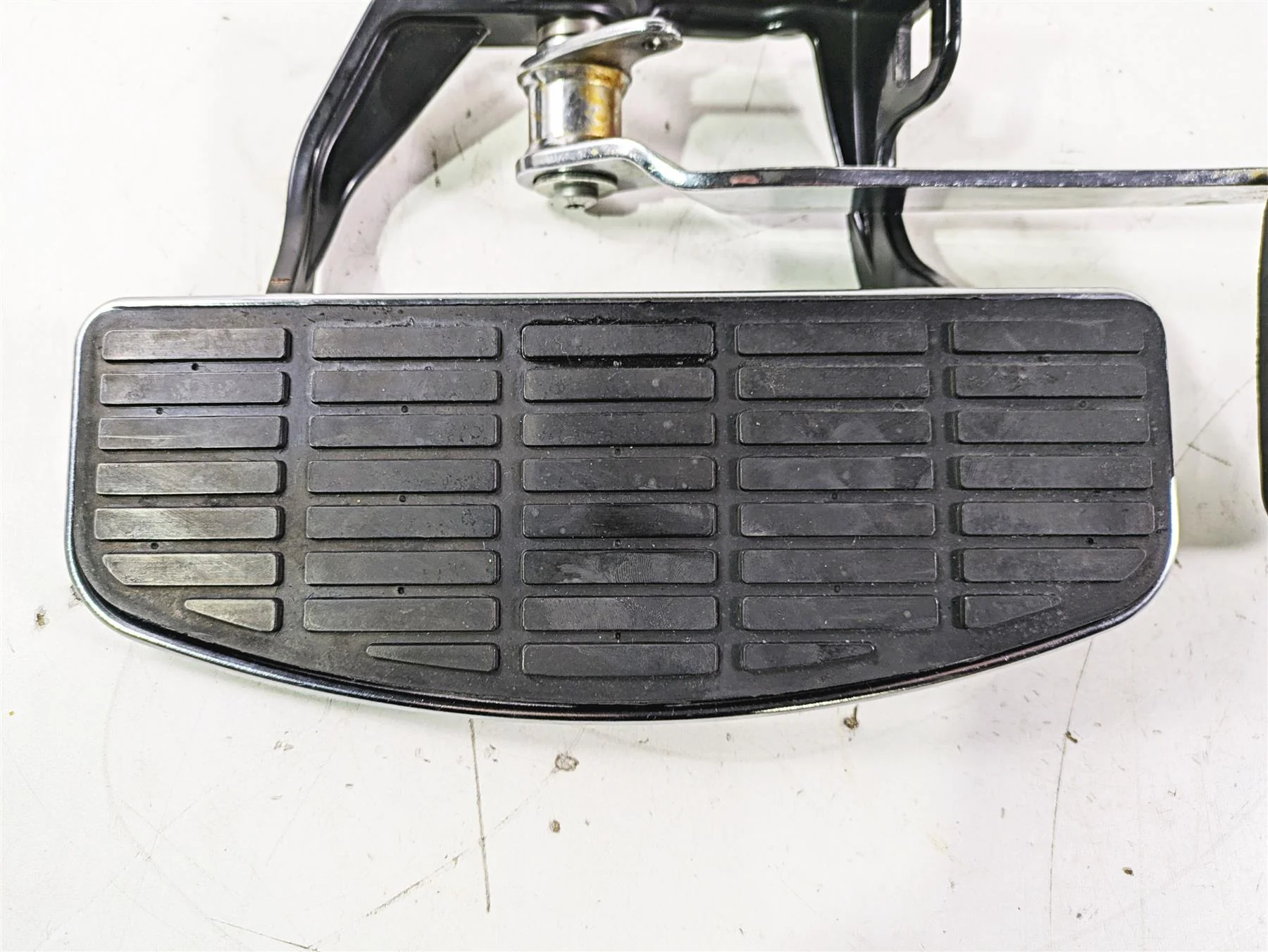 2005 Harley Softail FLSTSCI Heritage Springer Right Floorboard & Brake 50600026 - Image 5