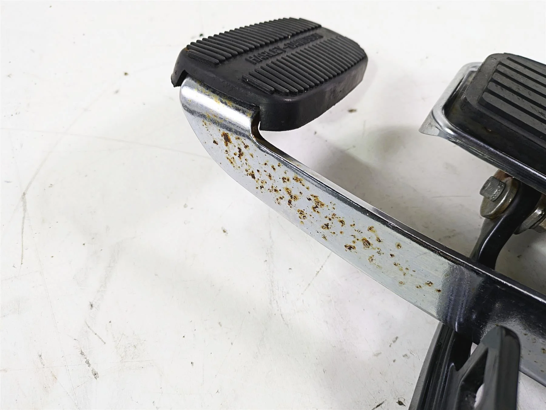 2005 Harley Softail FLSTSCI Heritage Springer Right Floorboard & Brake 50600026 - Image 7