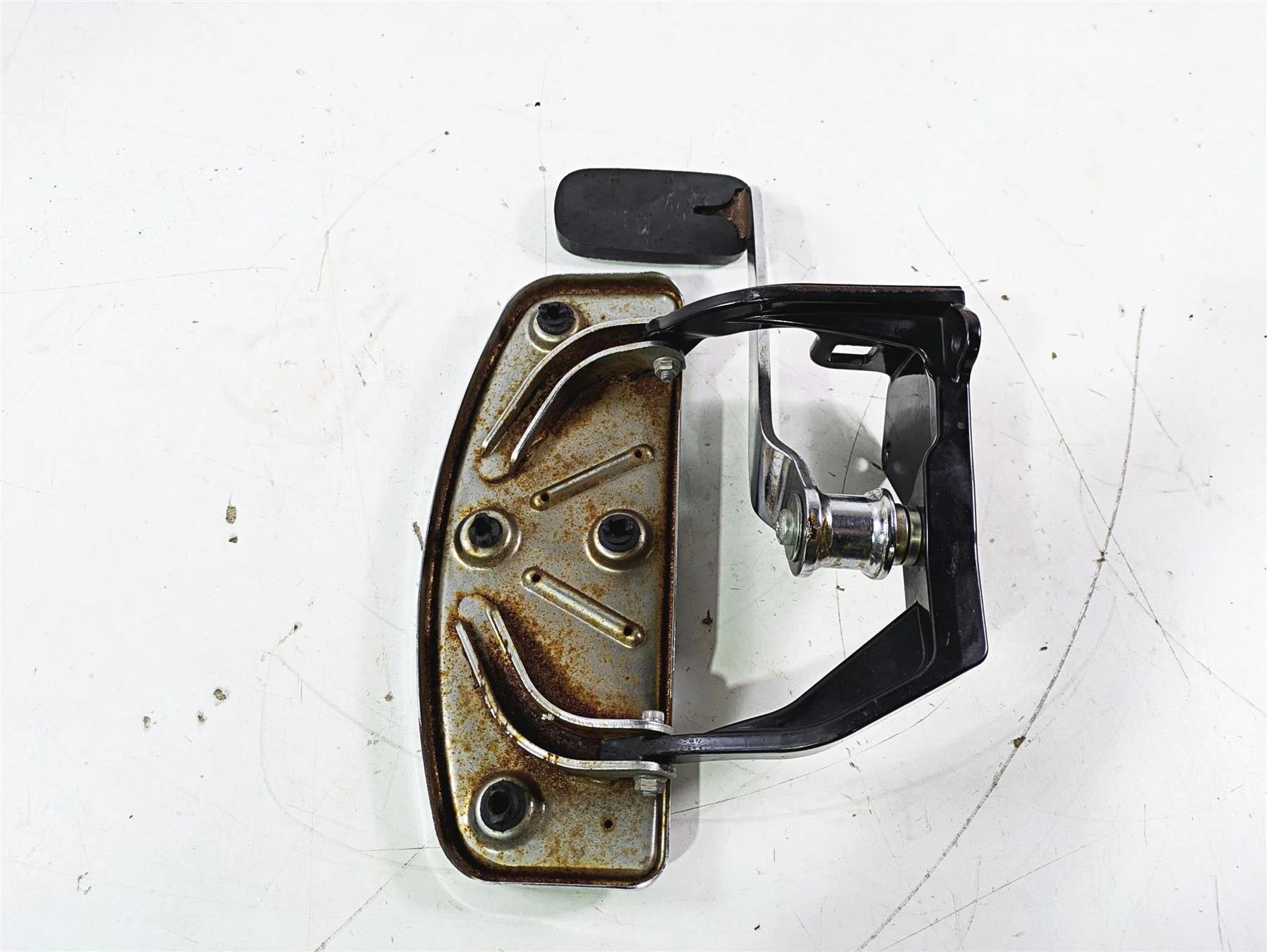 2005 Harley Softail FLSTSCI Heritage Springer Right Floorboard & Brake 50600026 - Image 8