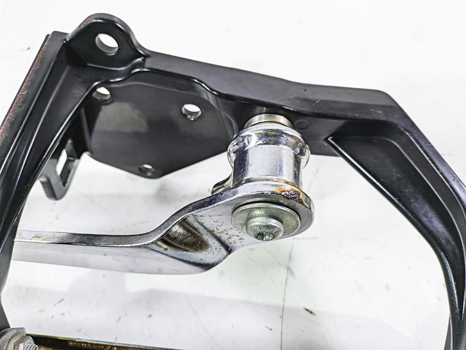 2005 Harley Softail FLSTSCI Heritage Springer Right Floorboard & Brake 50600026 - Image 9