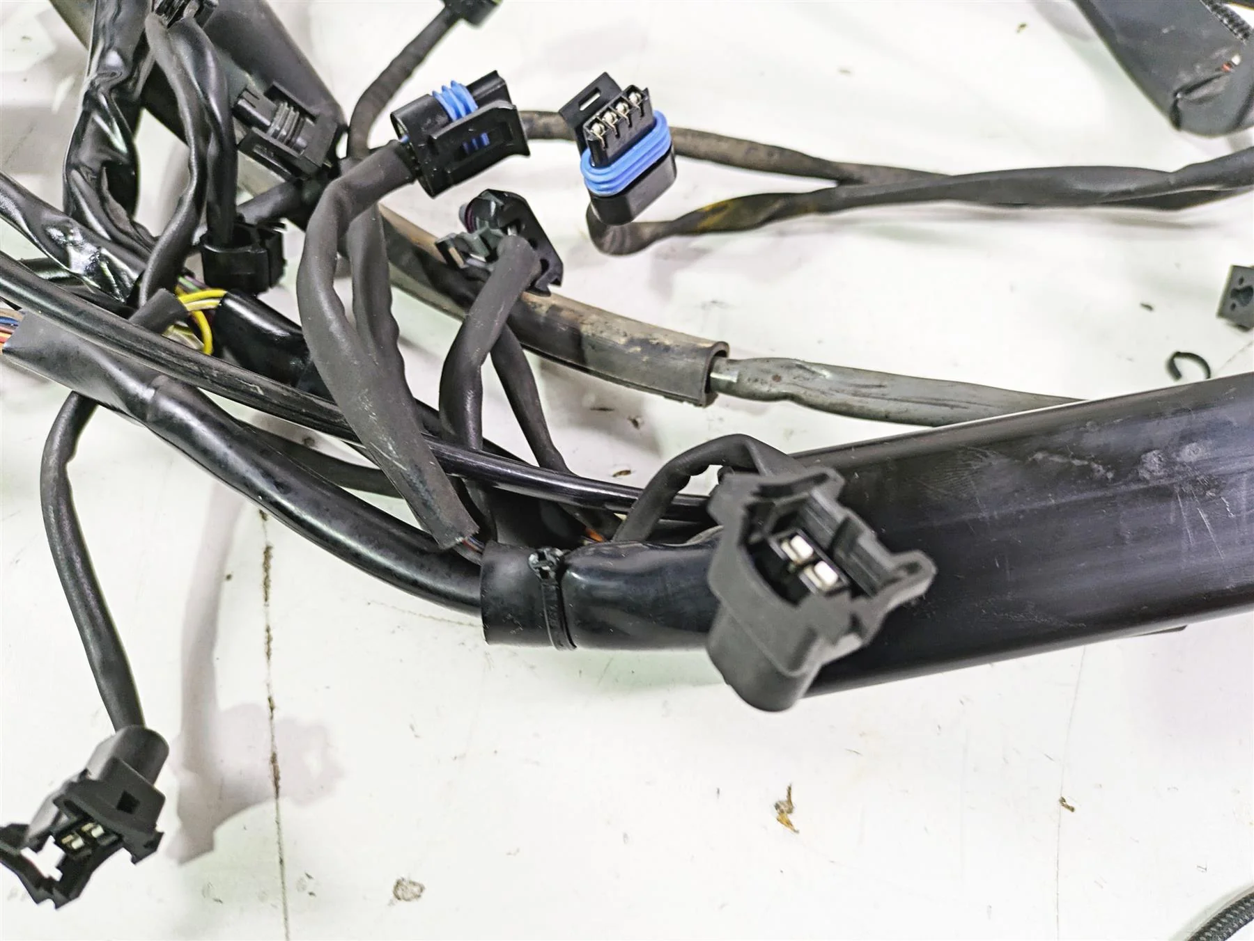 2005 Harley Softail FLSTSCI Heritage Springer Wiring Harness Loom 70431-04A - Image 4