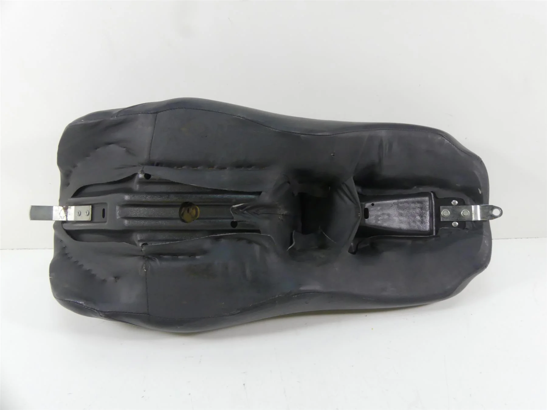 2005 Harley Touring CVO FLHTC SE Electra Glide  Driver Saddle Seat Read 52214-05 - Image 6