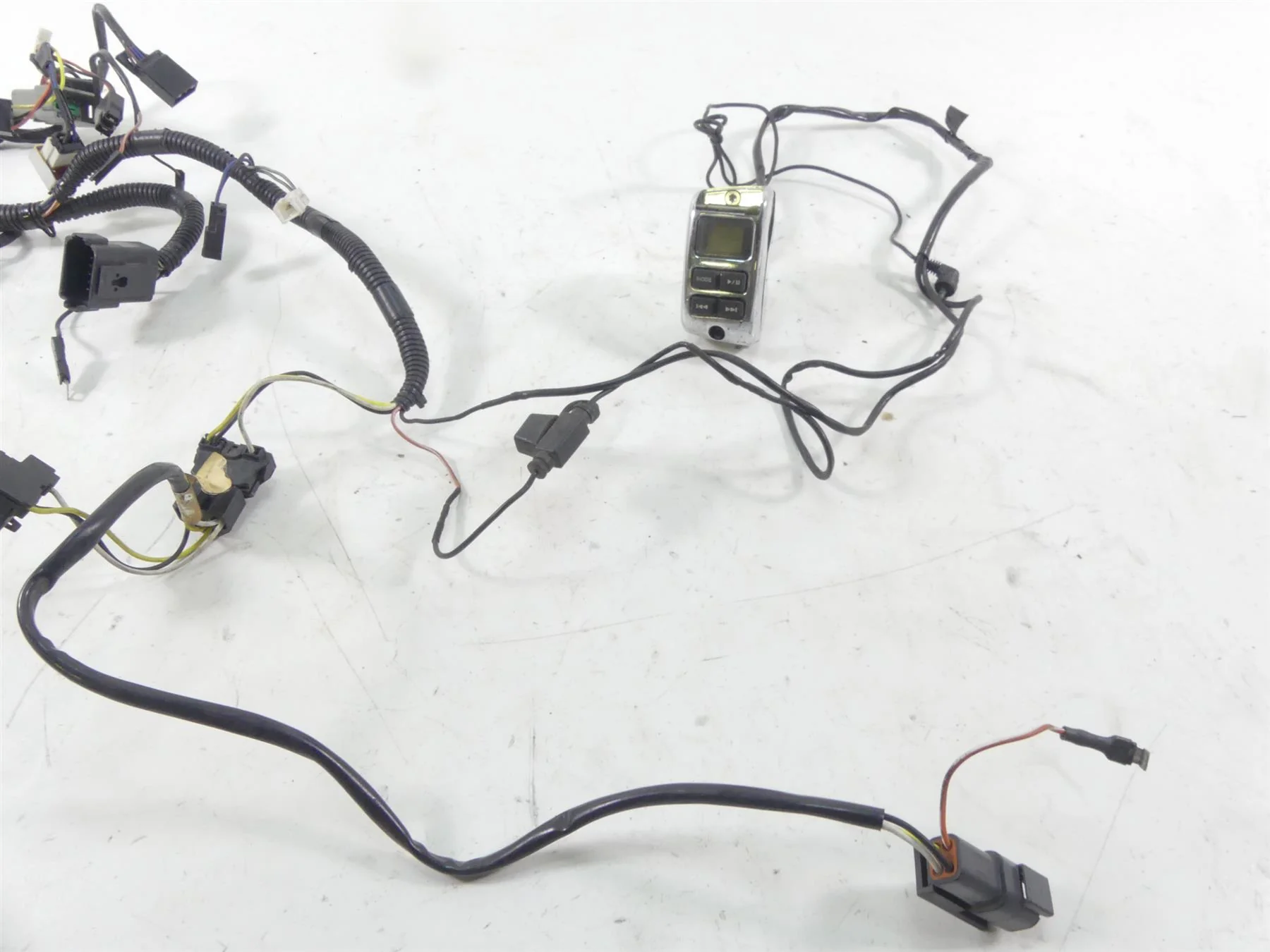 2005 Harley Touring CVO FLHTC SE Electra Glide  Front Fairing Wiring 70232-04 - Image 5