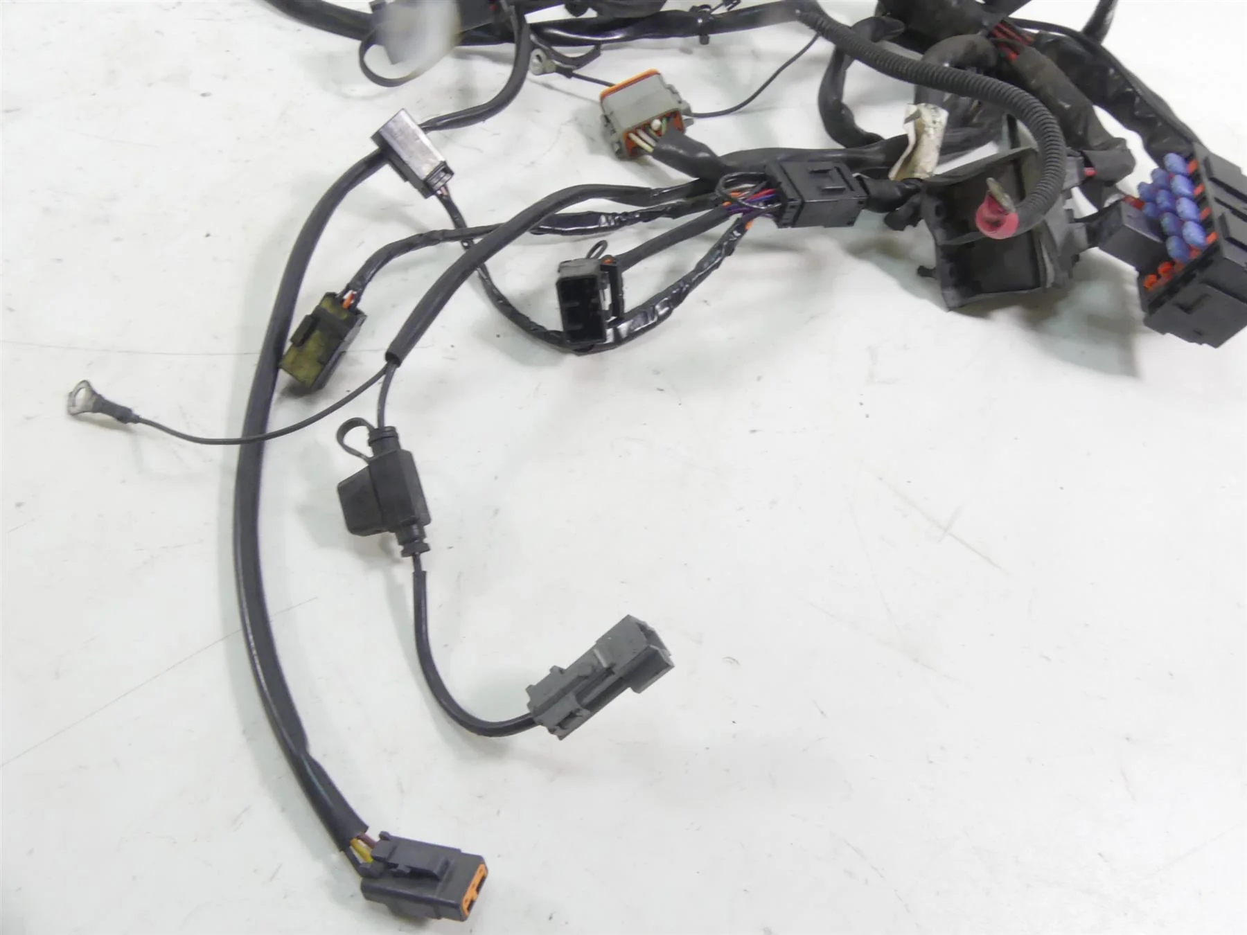 2005 Harley Touring CVO FLHTC SE Electra Glide  Main Wiring Harness 70985-04 - Image 3