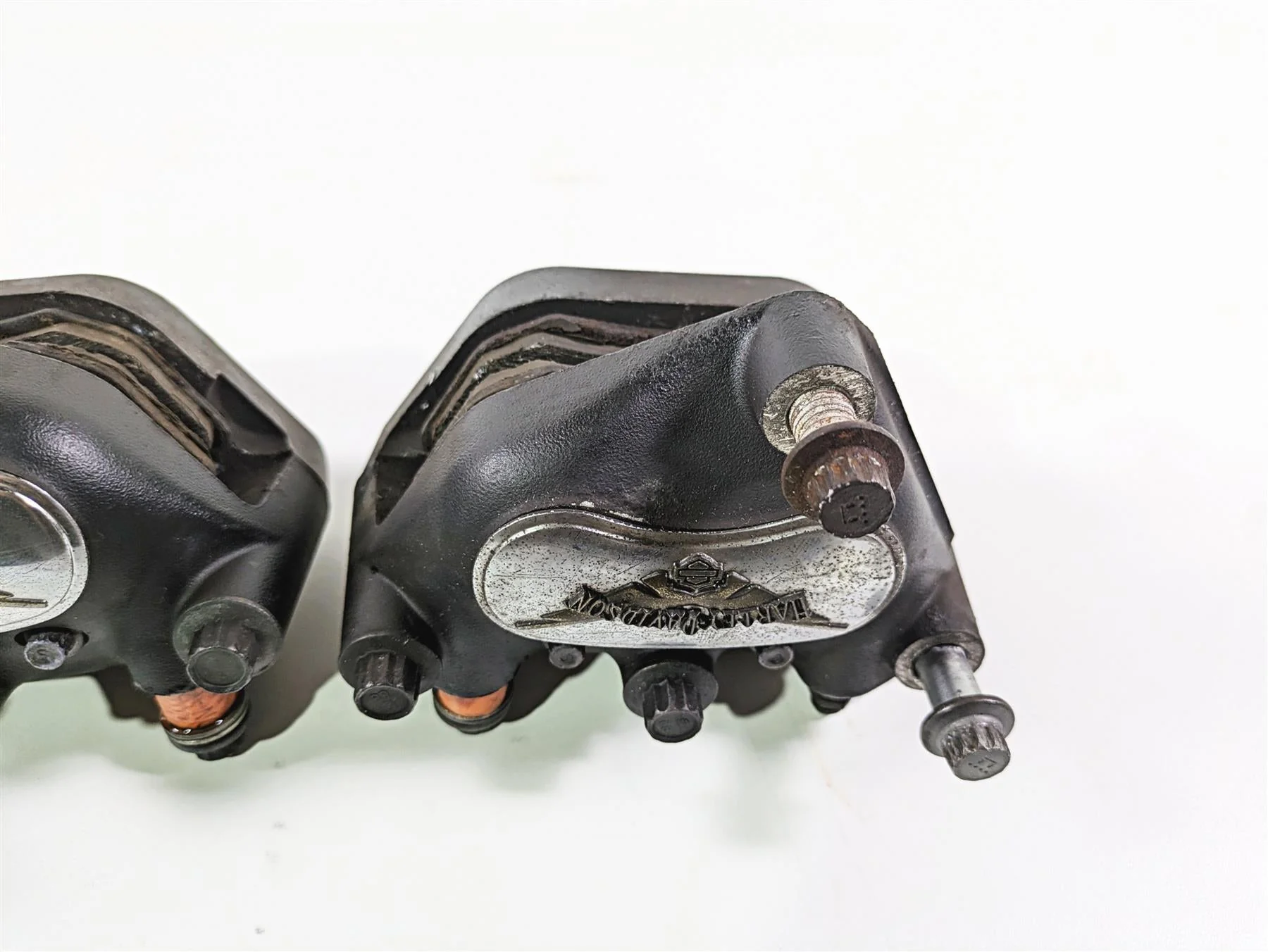 2005 Harley Touring FLHRI Road King Front Brake Caliper Set 44023-00C 44046-00D - Image 11