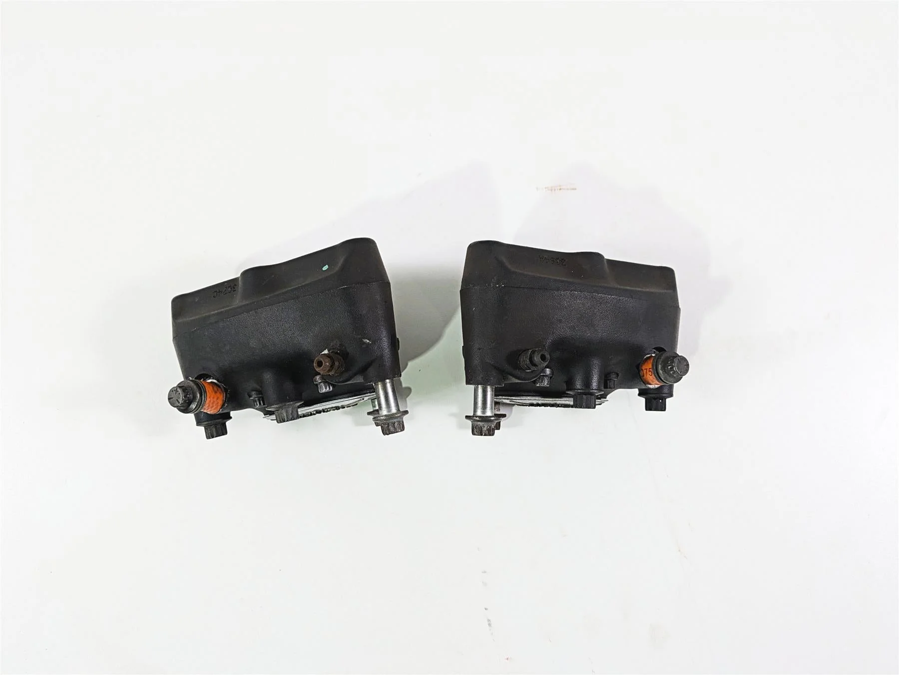 2005 Harley Touring FLHRI Road King Front Brake Caliper Set 44023-00C 44046-00D - Image 2