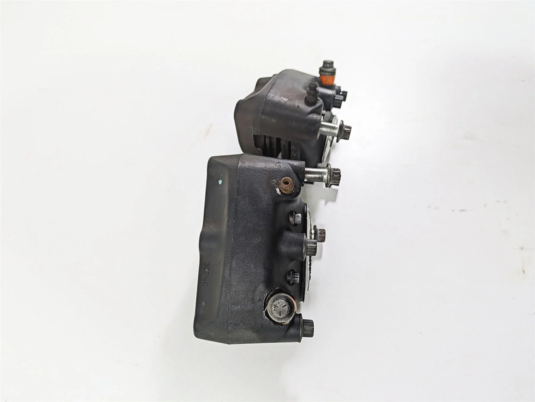2005 Harley Touring FLHRI Road King Front Brake Caliper Set 44023-00C 44046-00D - Image 3