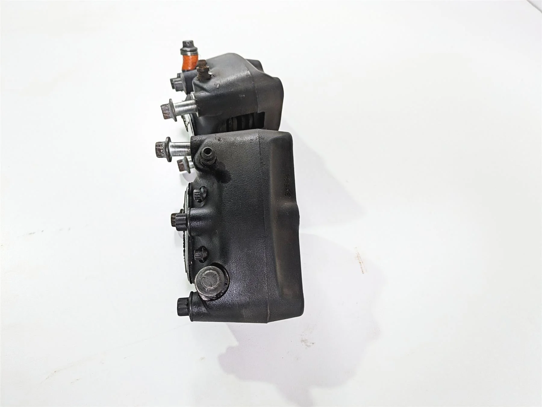 2005 Harley Touring FLHRI Road King Front Brake Caliper Set 44023-00C 44046-00D - Image 4