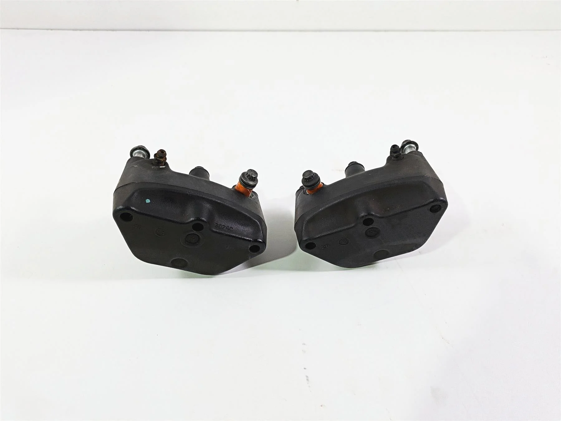 2005 Harley Touring FLHRI Road King Front Brake Caliper Set 44023-00C 44046-00D - Image 5