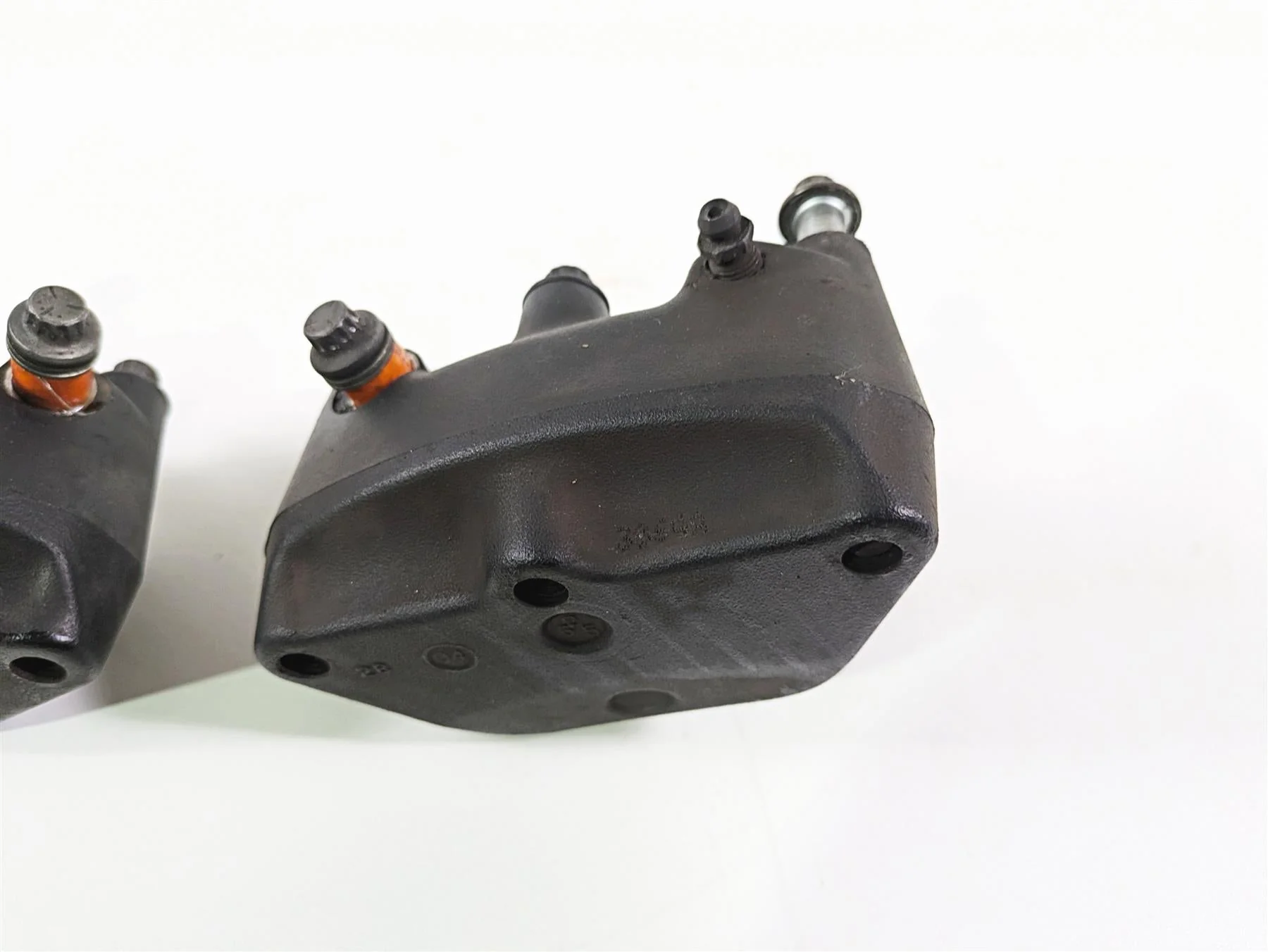 2005 Harley Touring FLHRI Road King Front Brake Caliper Set 44023-00C 44046-00D - Image 6