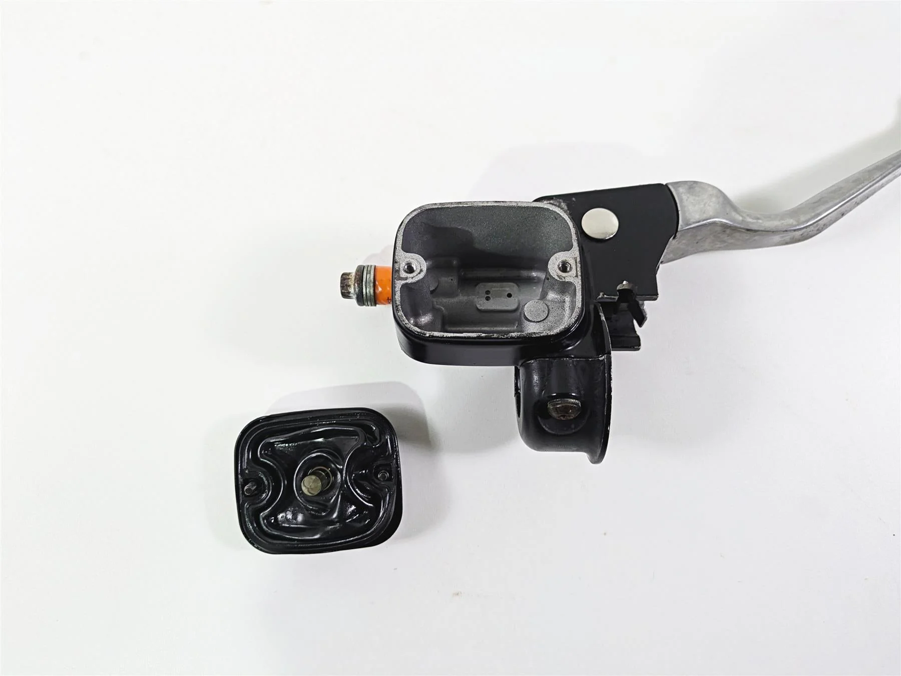 2005 Harley Touring FLHRI Road King Front Brake Master Cylinder 11/16" 41700738 - Image 12