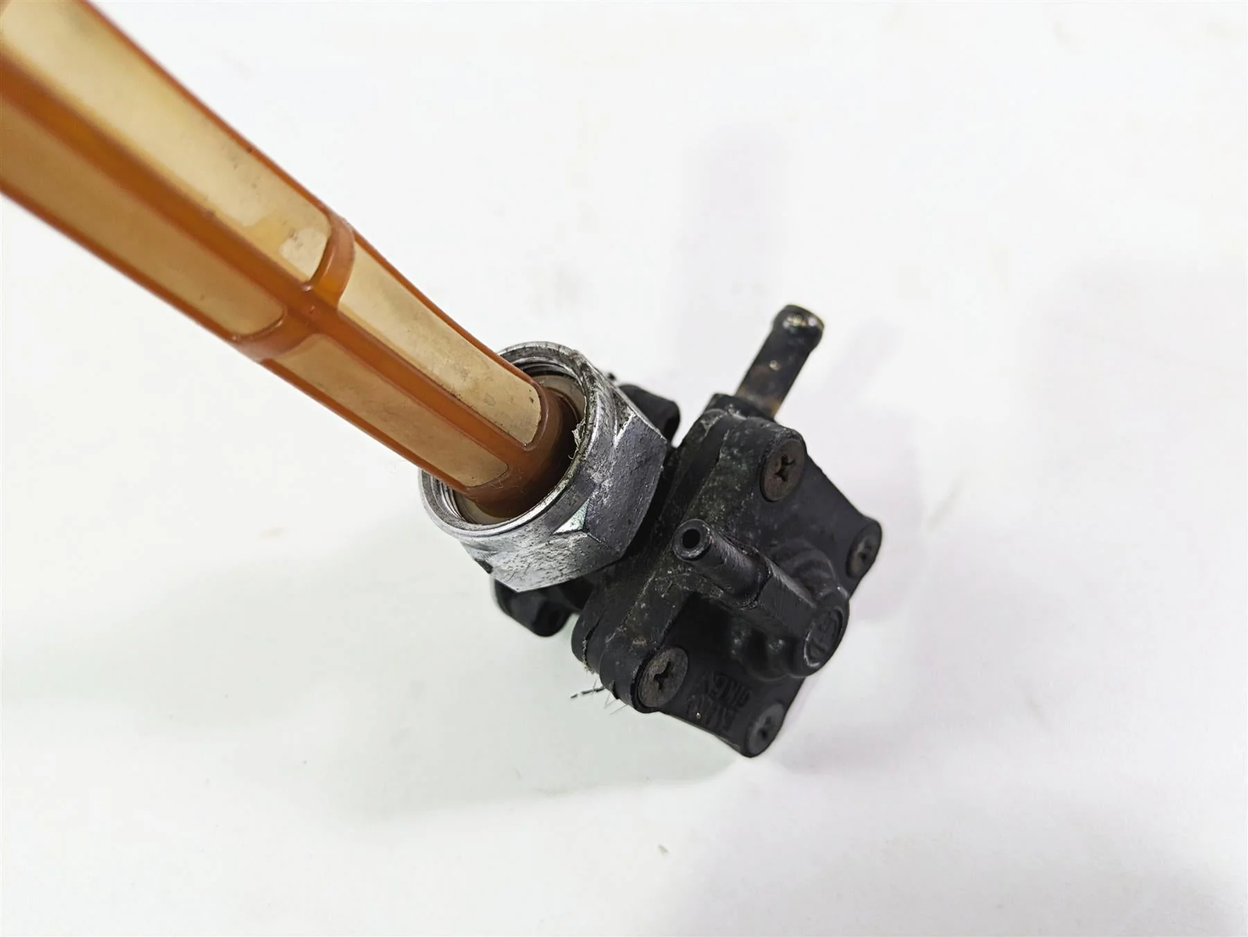 2005 Harley Touring FLHRI Road King Fuel Gas Petrol Valve Petcock 61338-02 - Image 12