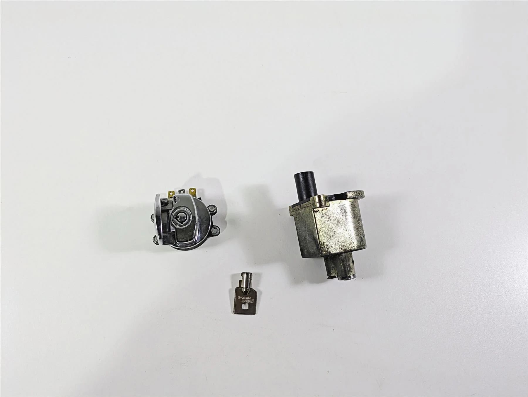 2005 Harley Touring FLHRI Road King Ignition Switch Fork Lock Set 71540-94B - Image 11