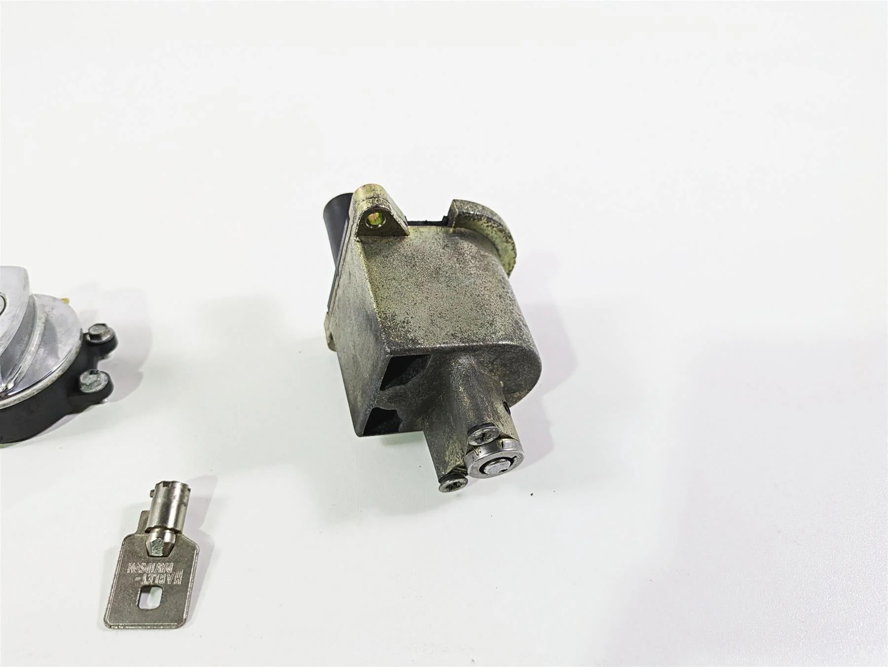2005 Harley Touring FLHRI Road King Ignition Switch Fork Lock Set 71540-94B - Image 2