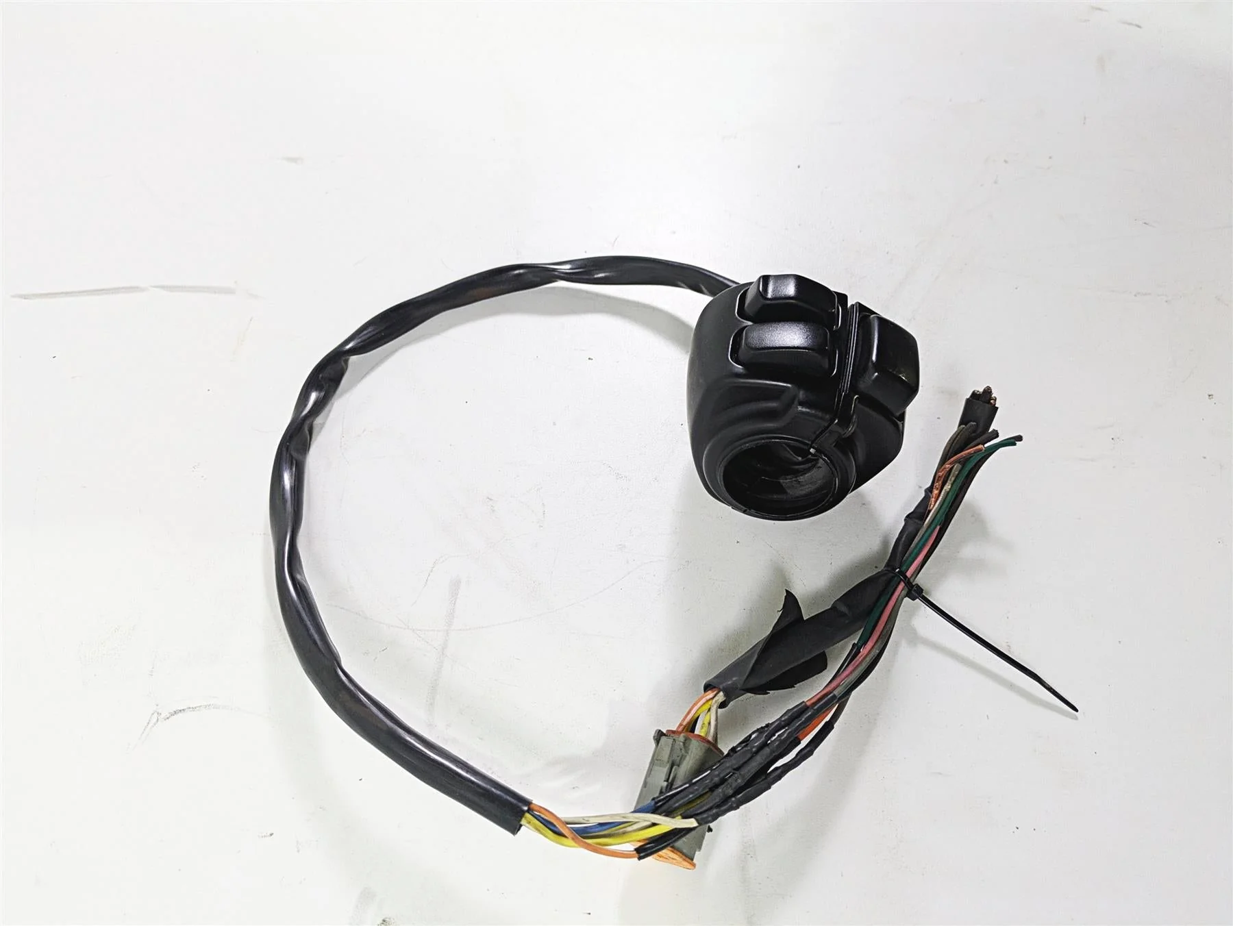 2005 Harley Touring FLHRI Road King Left Hand Control Switch 71597-96B - Image 2