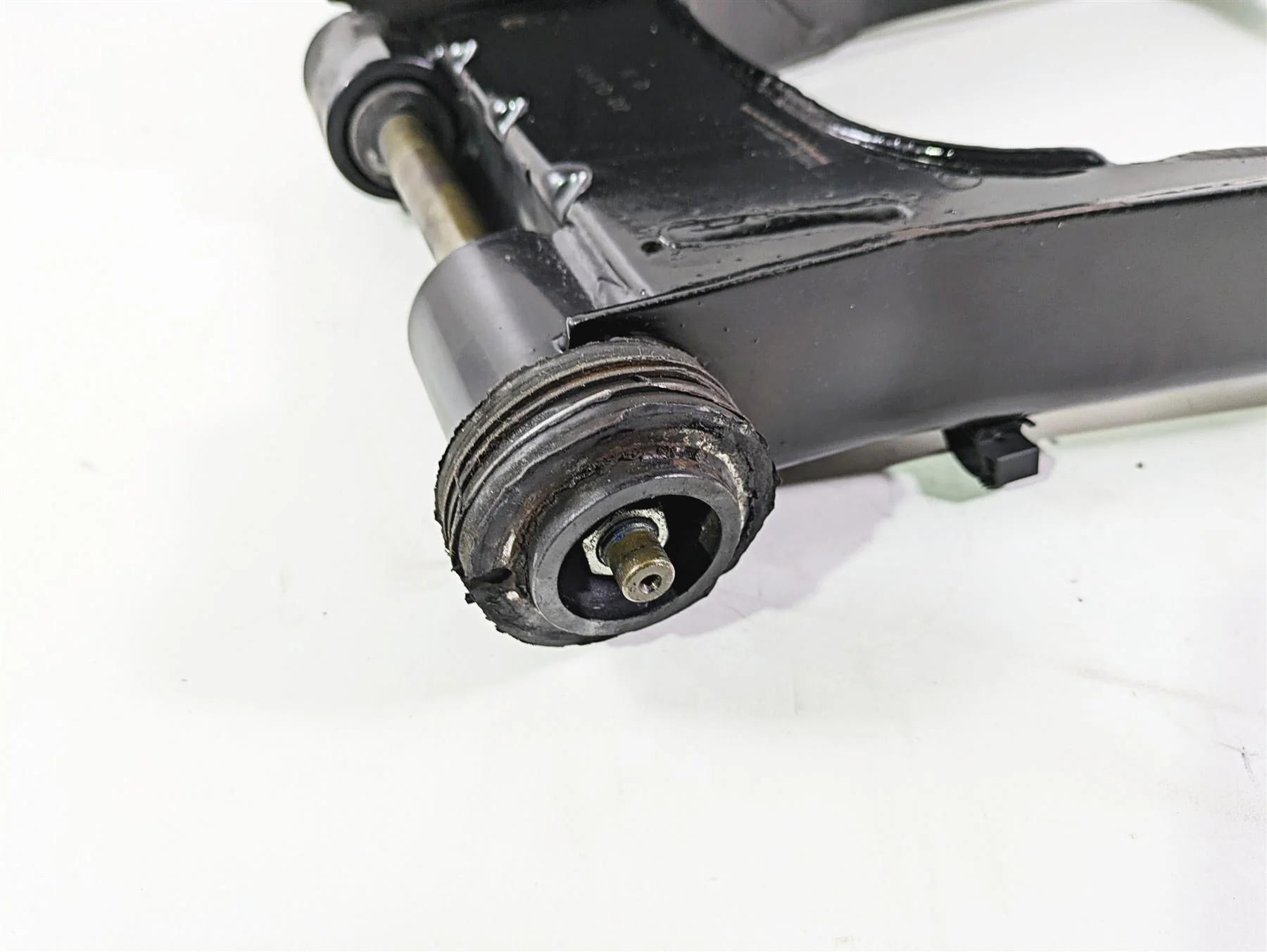 2005 Harley Touring FLHRI Road King Rear Swingarm Swing Arm 1" 47549-02A - Image 6