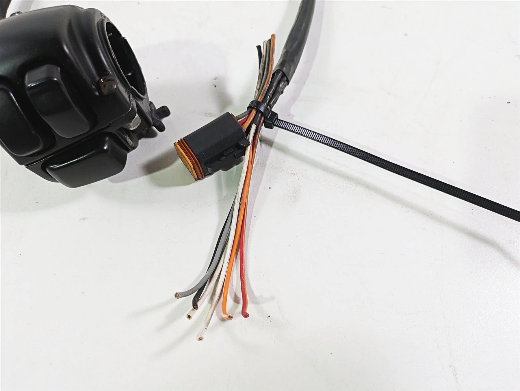 2005 Harley Touring FLHRI Road King Right Hand Control Switch 71589-96B - Image 7