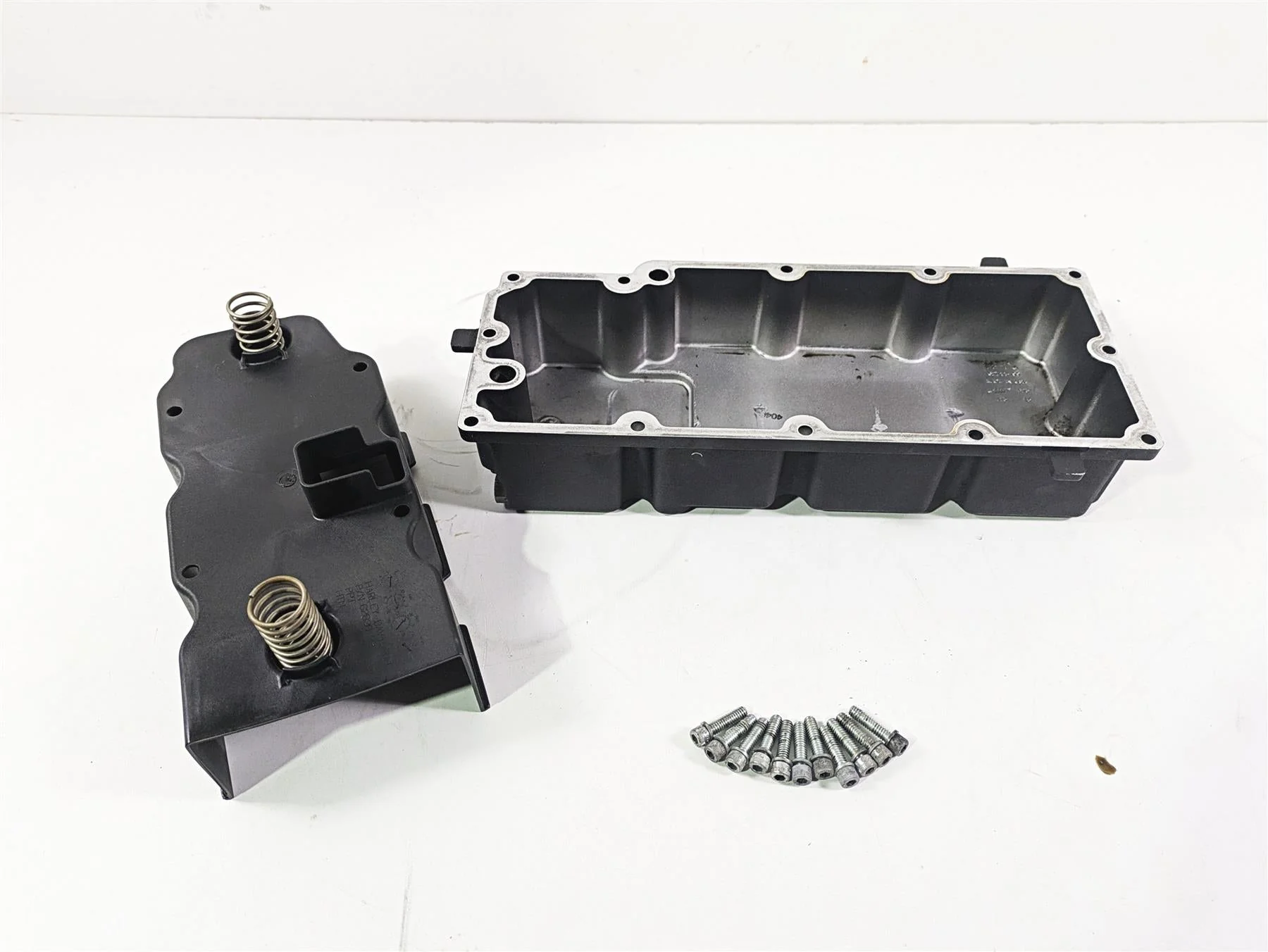 2005 Harley Touring FLHRI Road King Transmission Bottom Cover Oil Pan 62711-99
