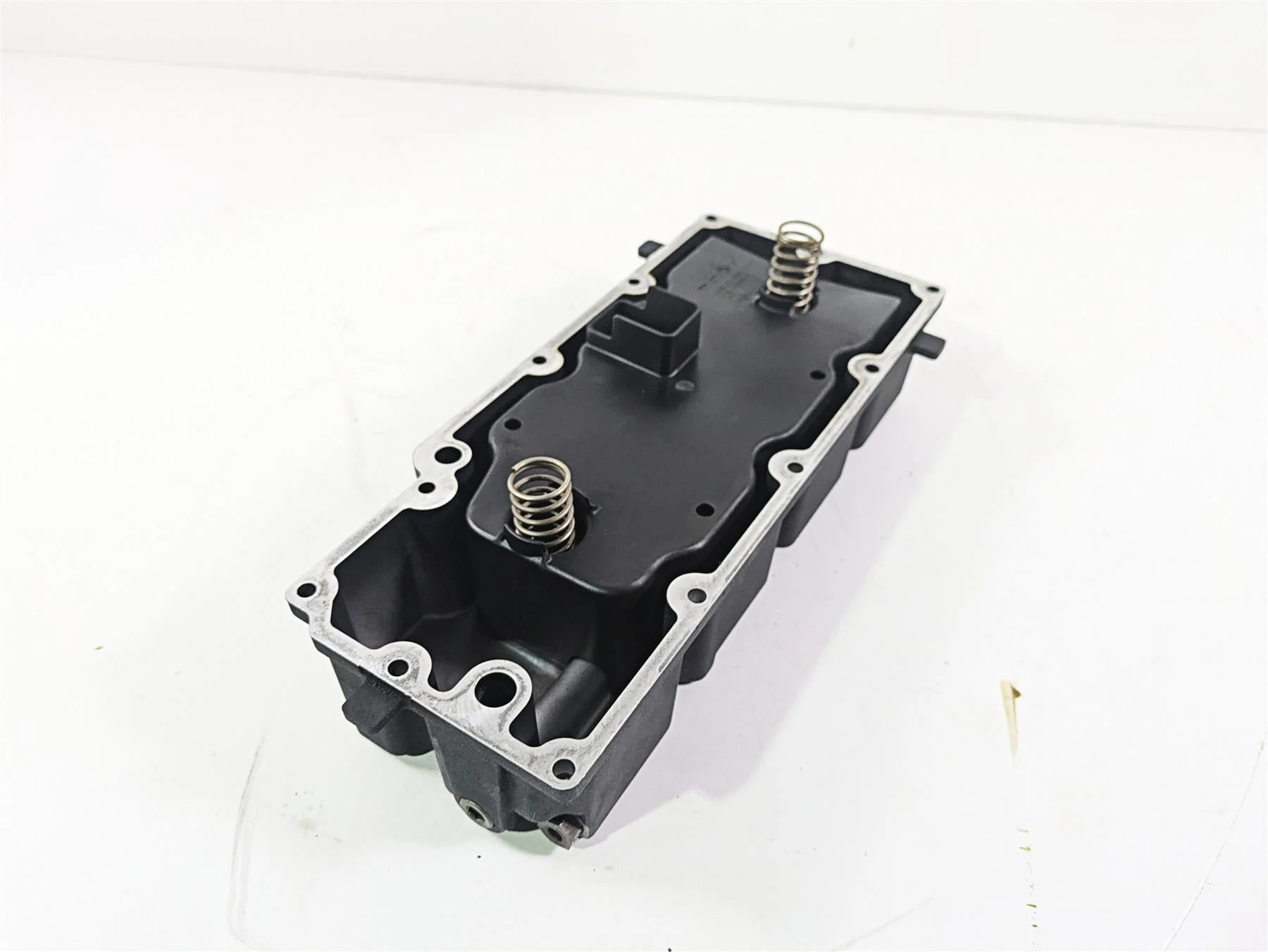 2005 Harley Touring FLHRI Road King Transmission Bottom Cover Oil Pan 62711-99 - Image 2