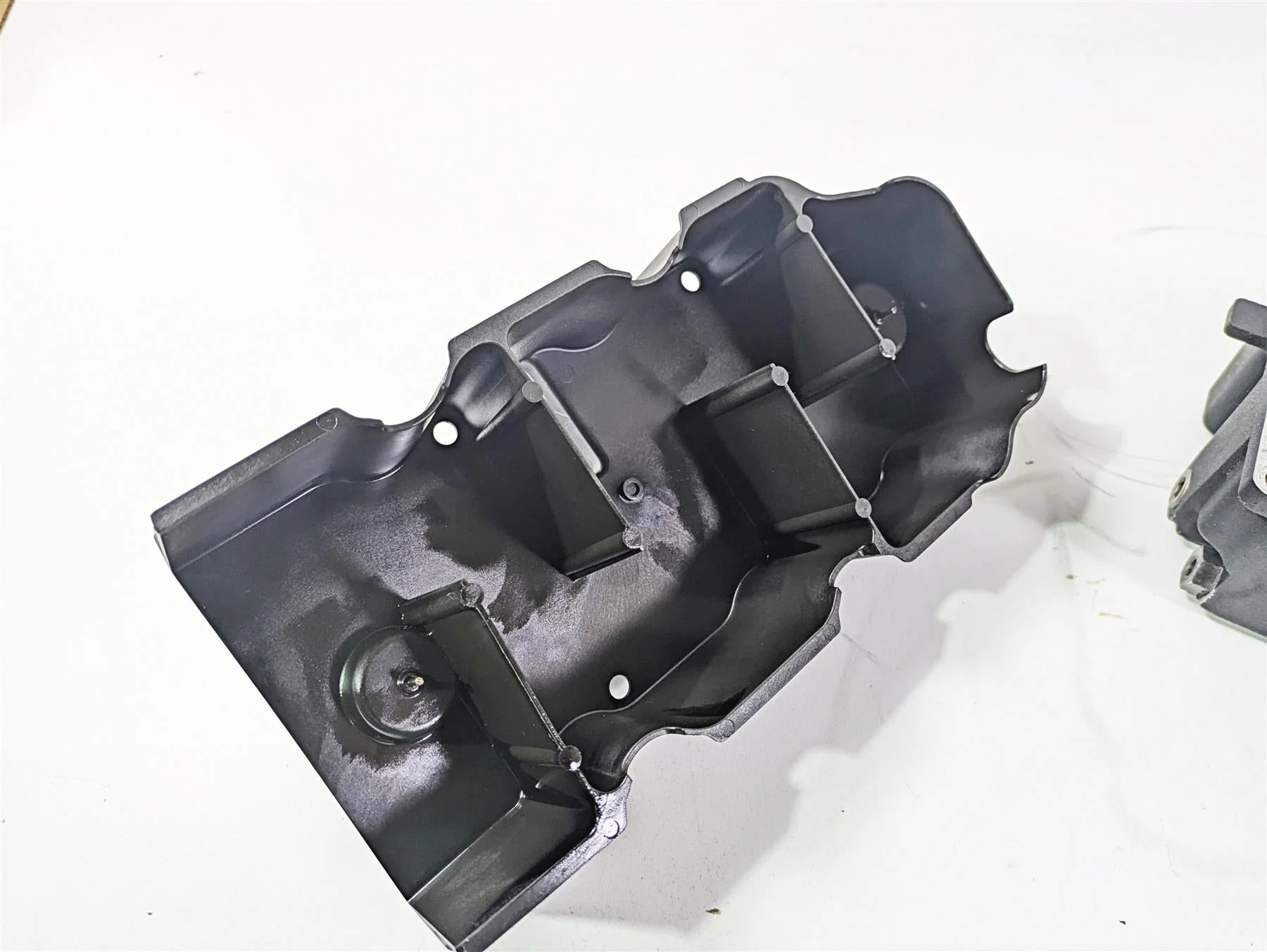 2005 Harley Touring FLHRI Road King Transmission Bottom Cover Oil Pan 62711-99 - Image 4
